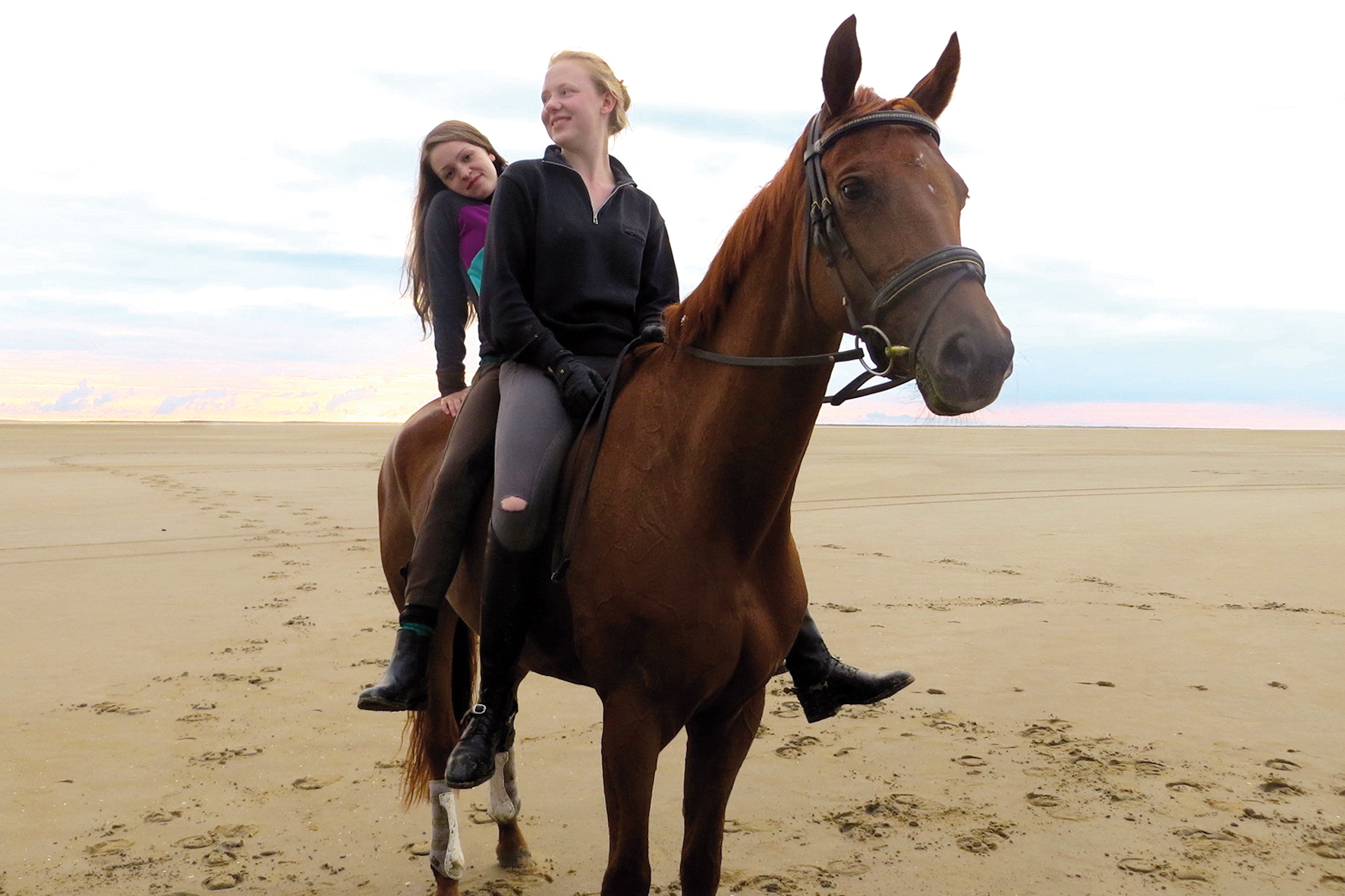 Still of Alissa Wilms and Ceci Chuh in Von Mädchen und Pferden (2014)