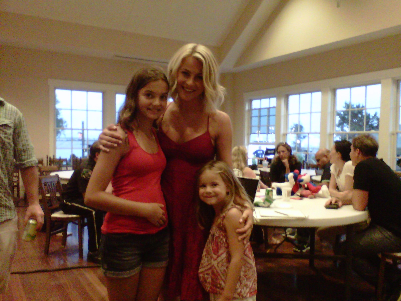Mia, Julianne Hough, Zoe on the set of Safe Haven