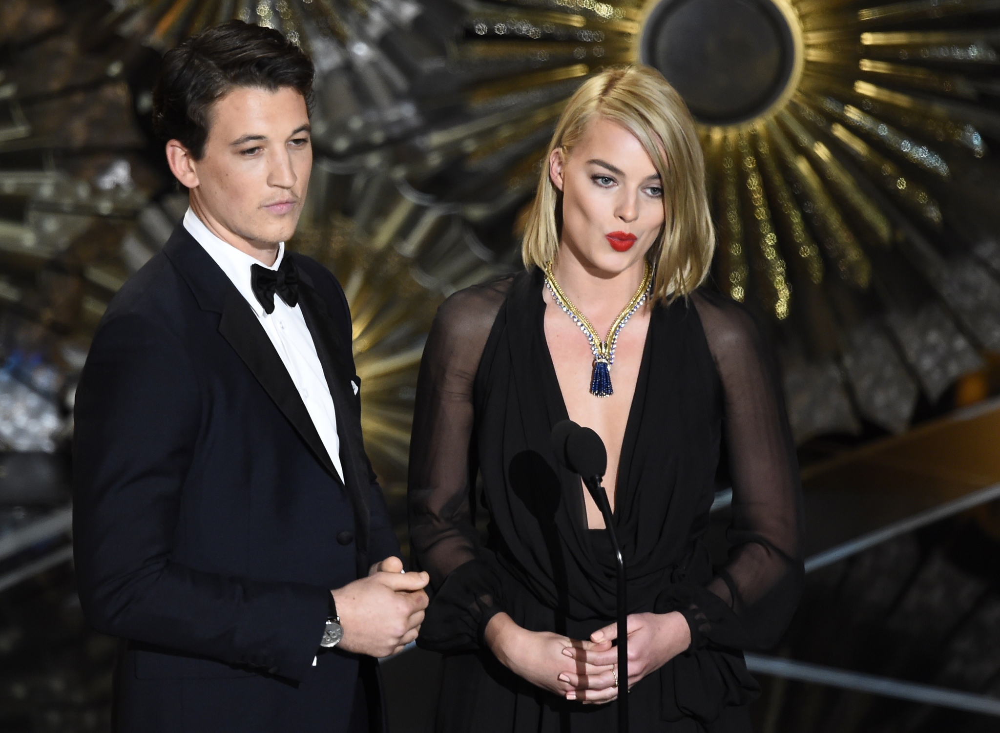 Miles Teller and Margot Robbie at event of The Oscars (2015)