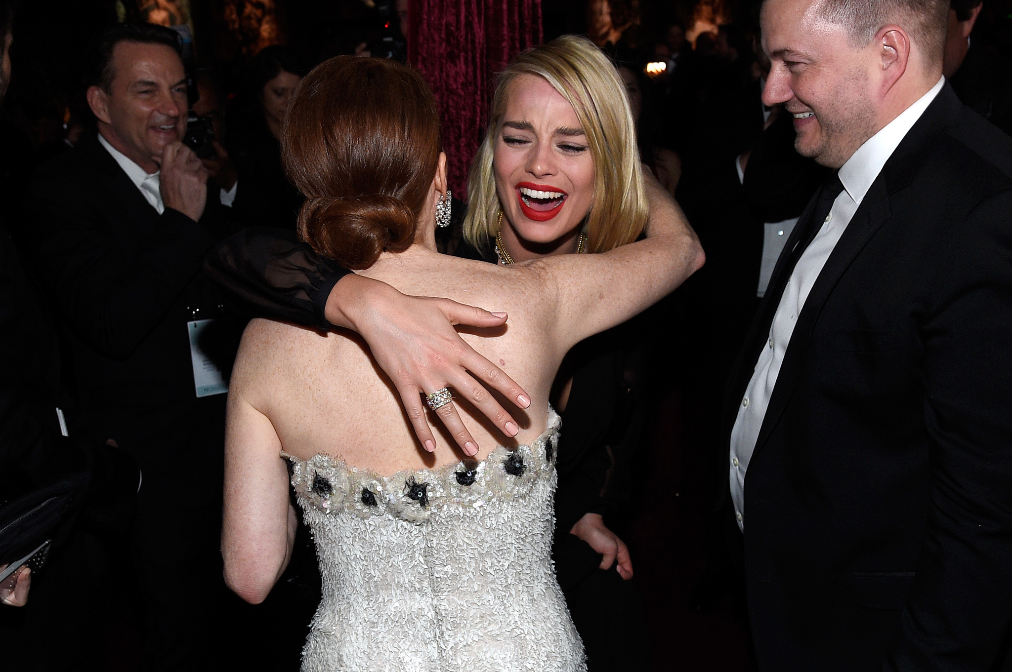 Julianne Moore and Margot Robbie at event of The Oscars (2015)