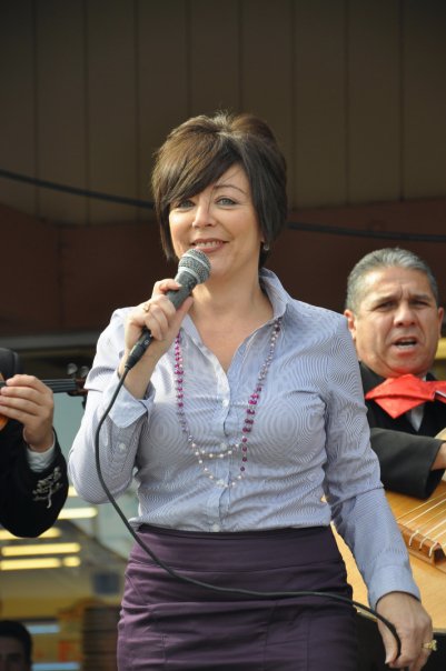 Paloma Morales singing Live with Mariachis.