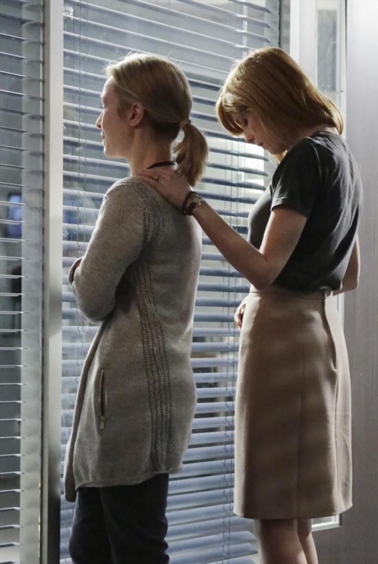 Still of Kelly Reilly and Sarah Goldberg in Black Box