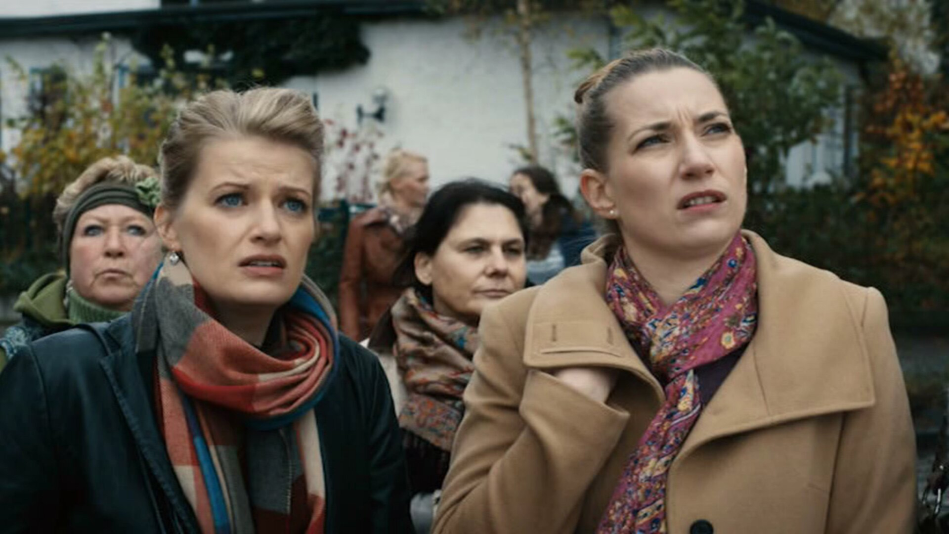 Still of Katja Wagner and Julia Bähre in Nachbarn süss-sauer (2014)