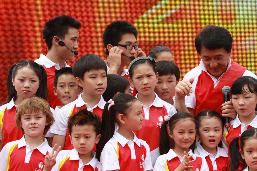 Giulio Taccon and other children singing with Jackie Chan 