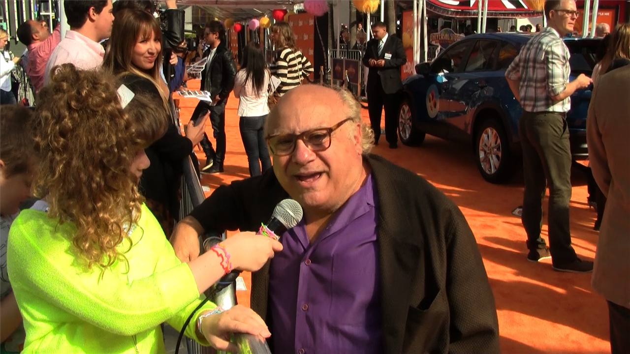 Piper interviewing Danny DeVito on the orange carpet at the premiere for 
