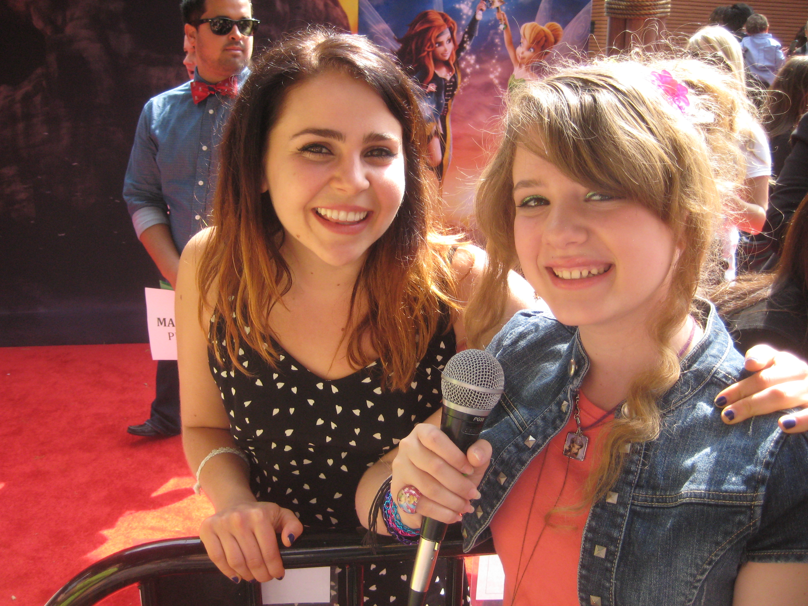 Piper Reese interviewing Mae Whitman at the premiere for 