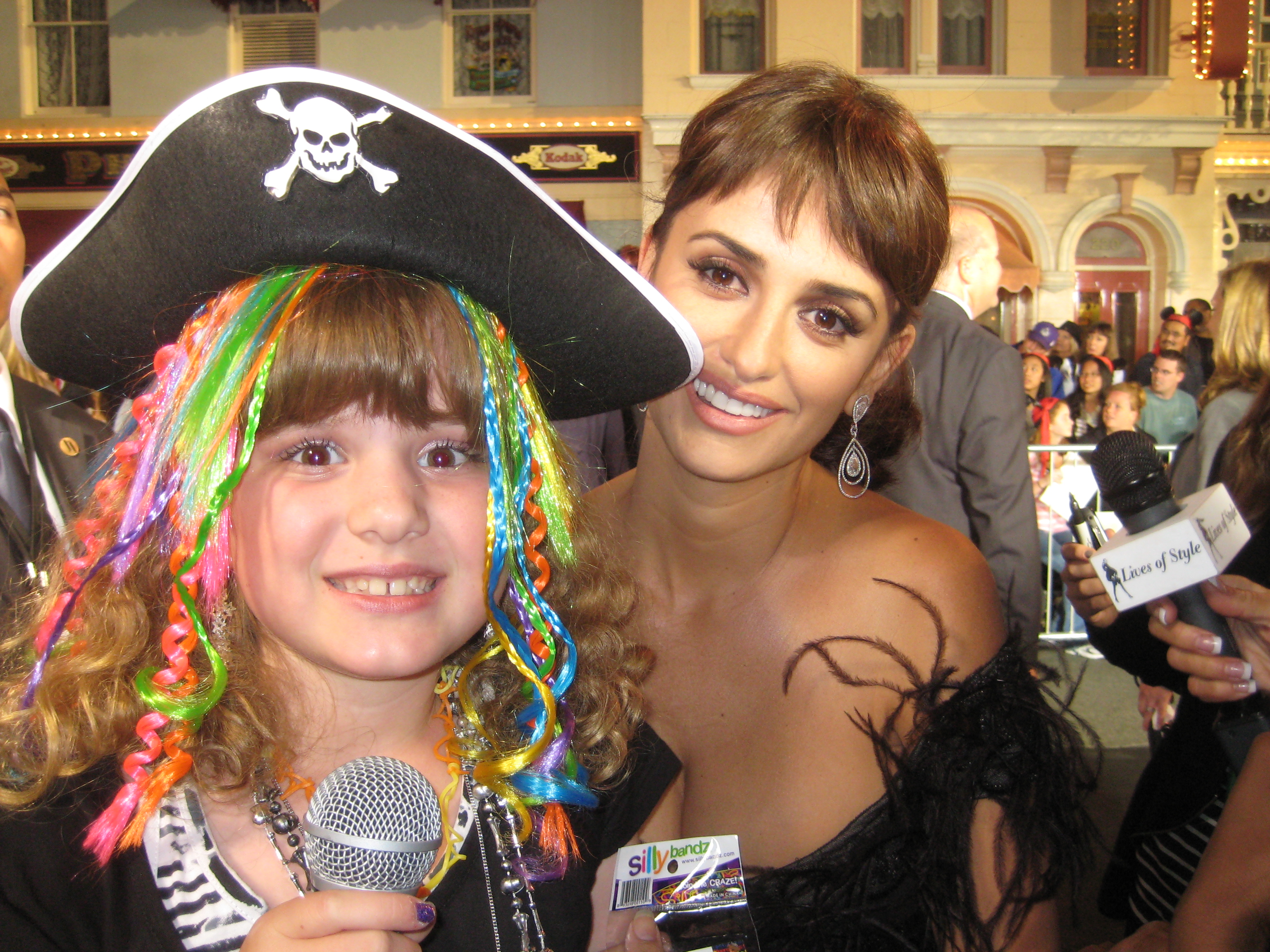 Piper Reese interviewing Penelope Cruz at the 