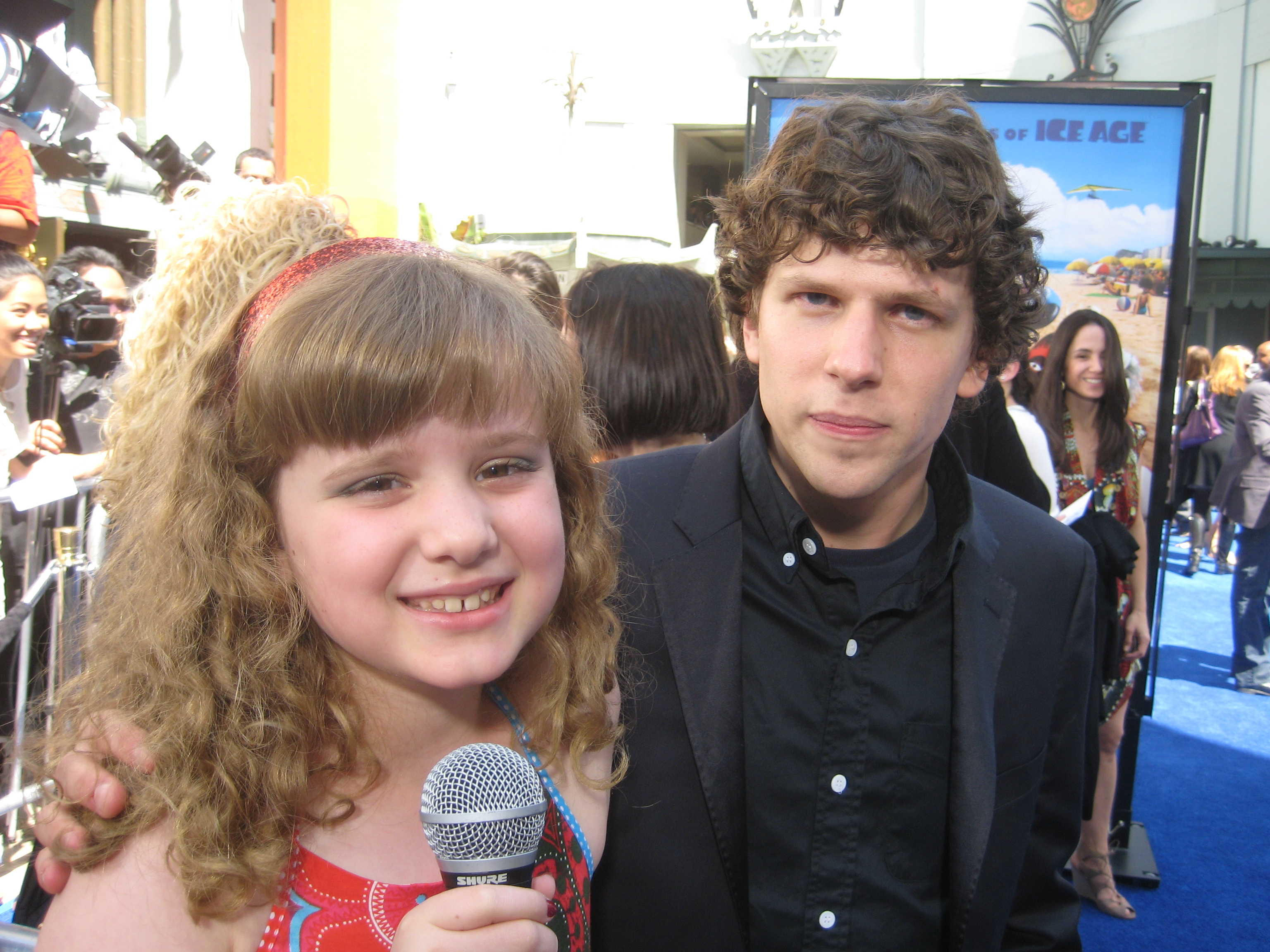 Piper Reese interviewing Jesse Eisenberg ar the Rio premiere