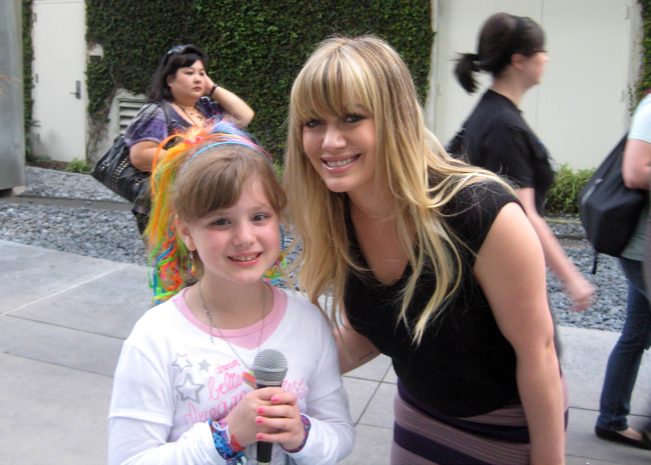 Piper Reese interviewing HIlary Duff at the 