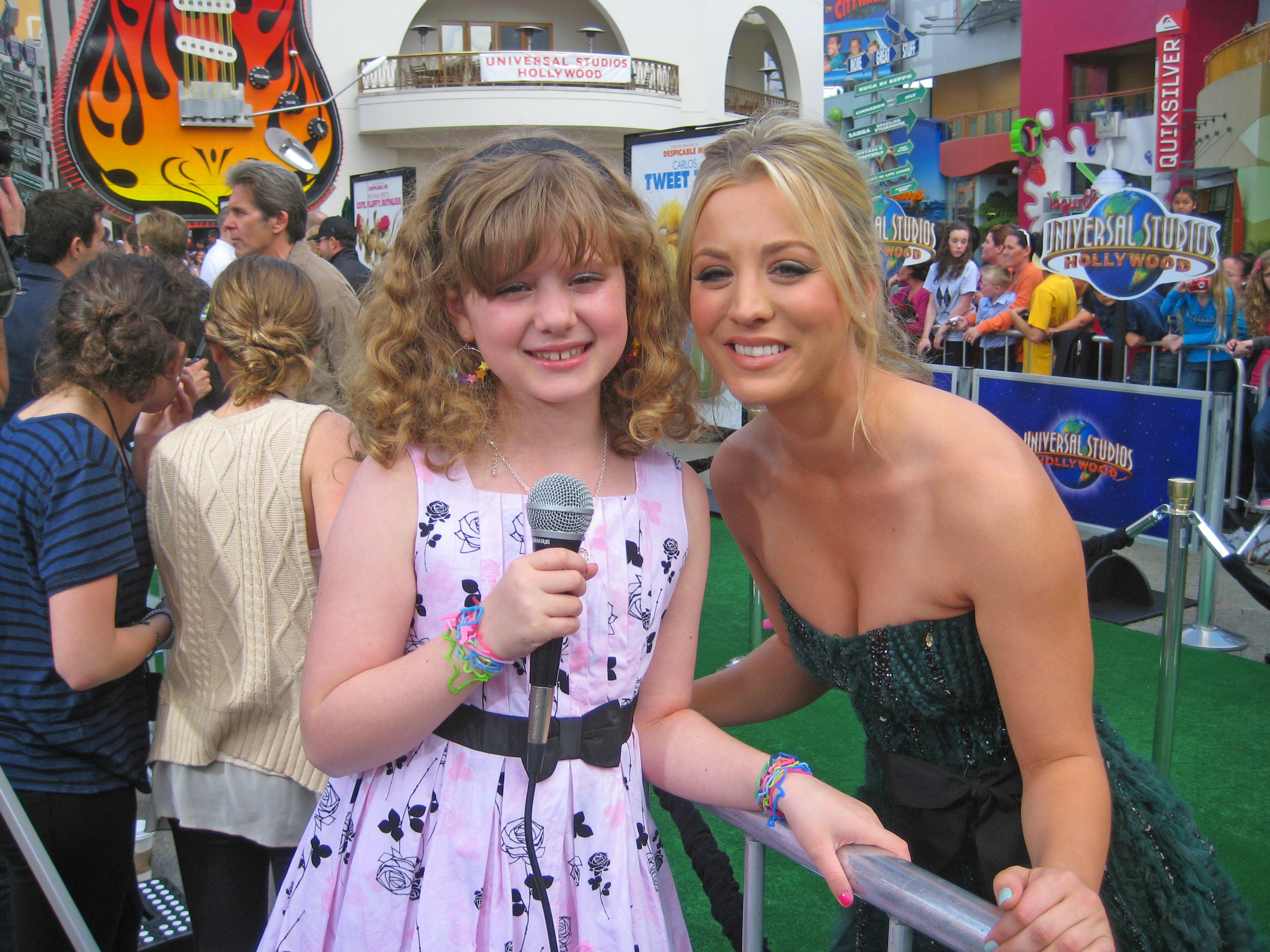 Piper Reese interviewing Kaley Cuoco from Big Bant Theory at the HOP Premiere