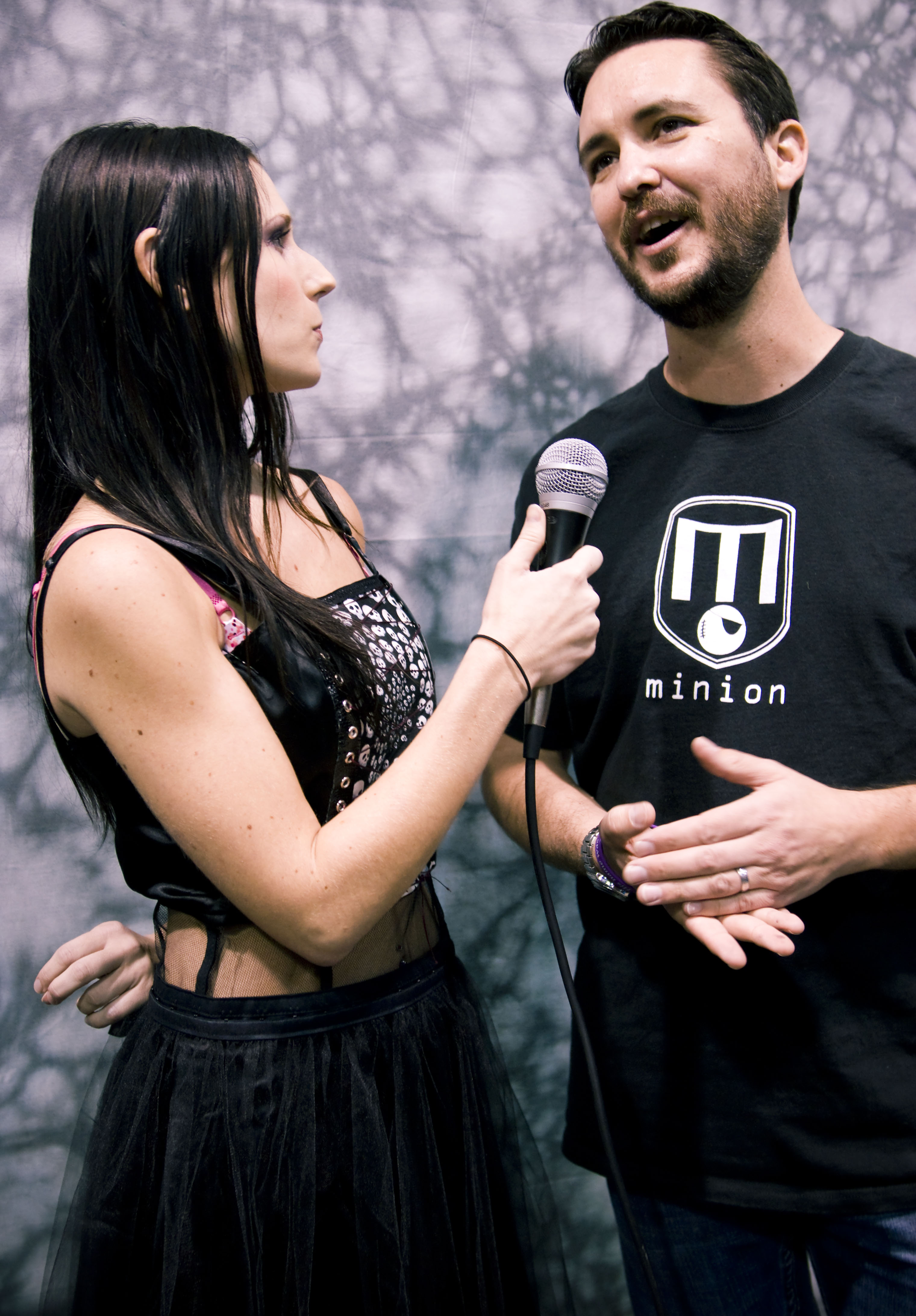Victoria Paege interviewing Wil Wheaton at the 2010 Phoenix Comicon.