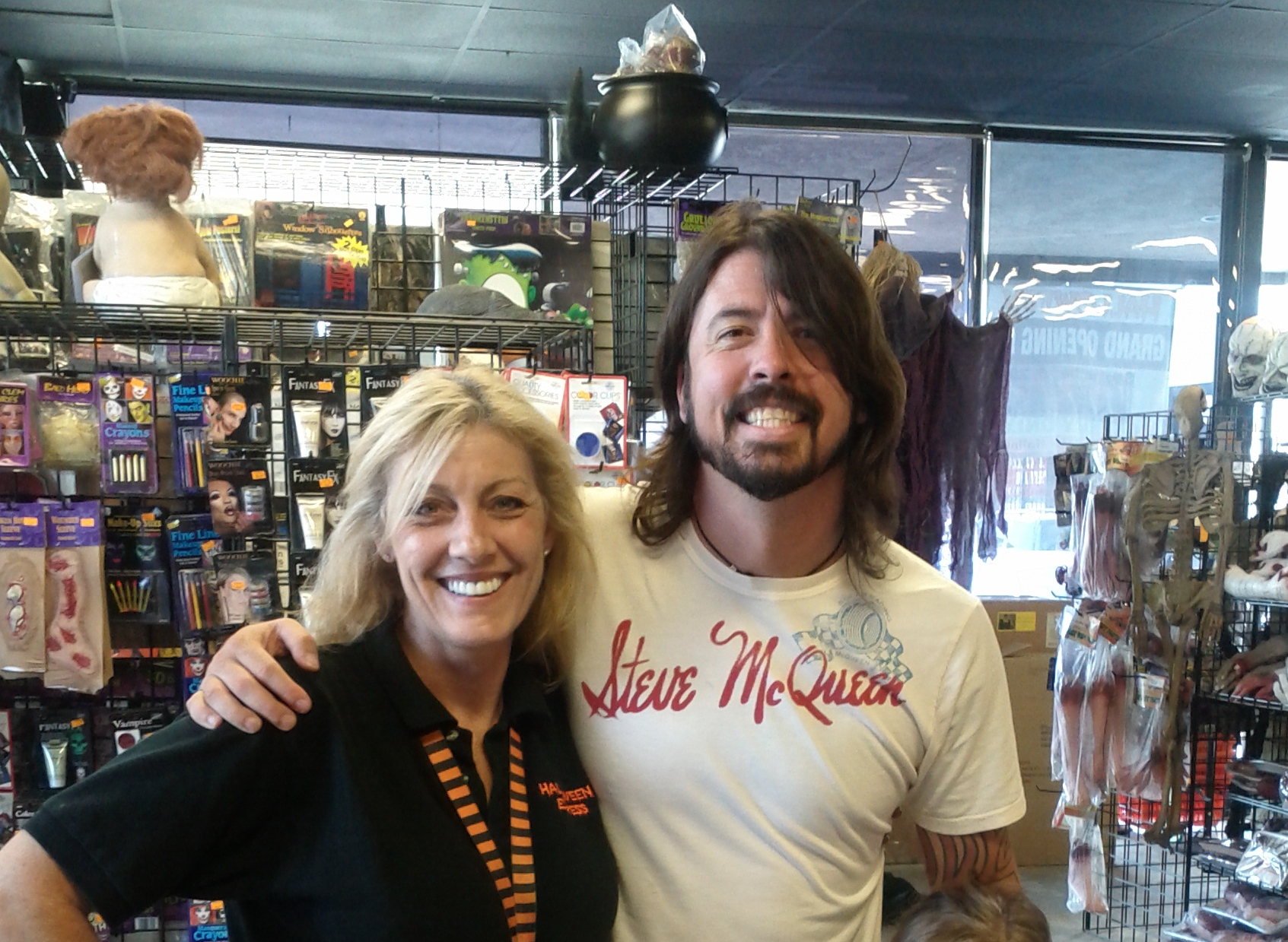 Dave Grohl & daughter came shopping for Halloween.