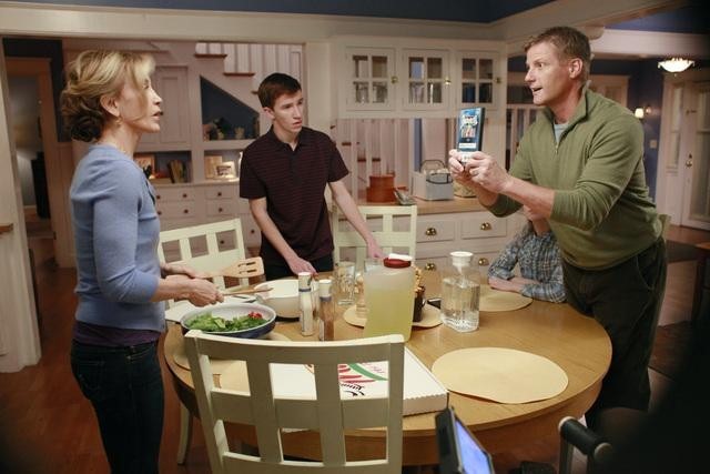 Still of Felicity Huffman, Doug Savant and Joshua Logan Moore in Nusivylusios namu seimininkes (2004)