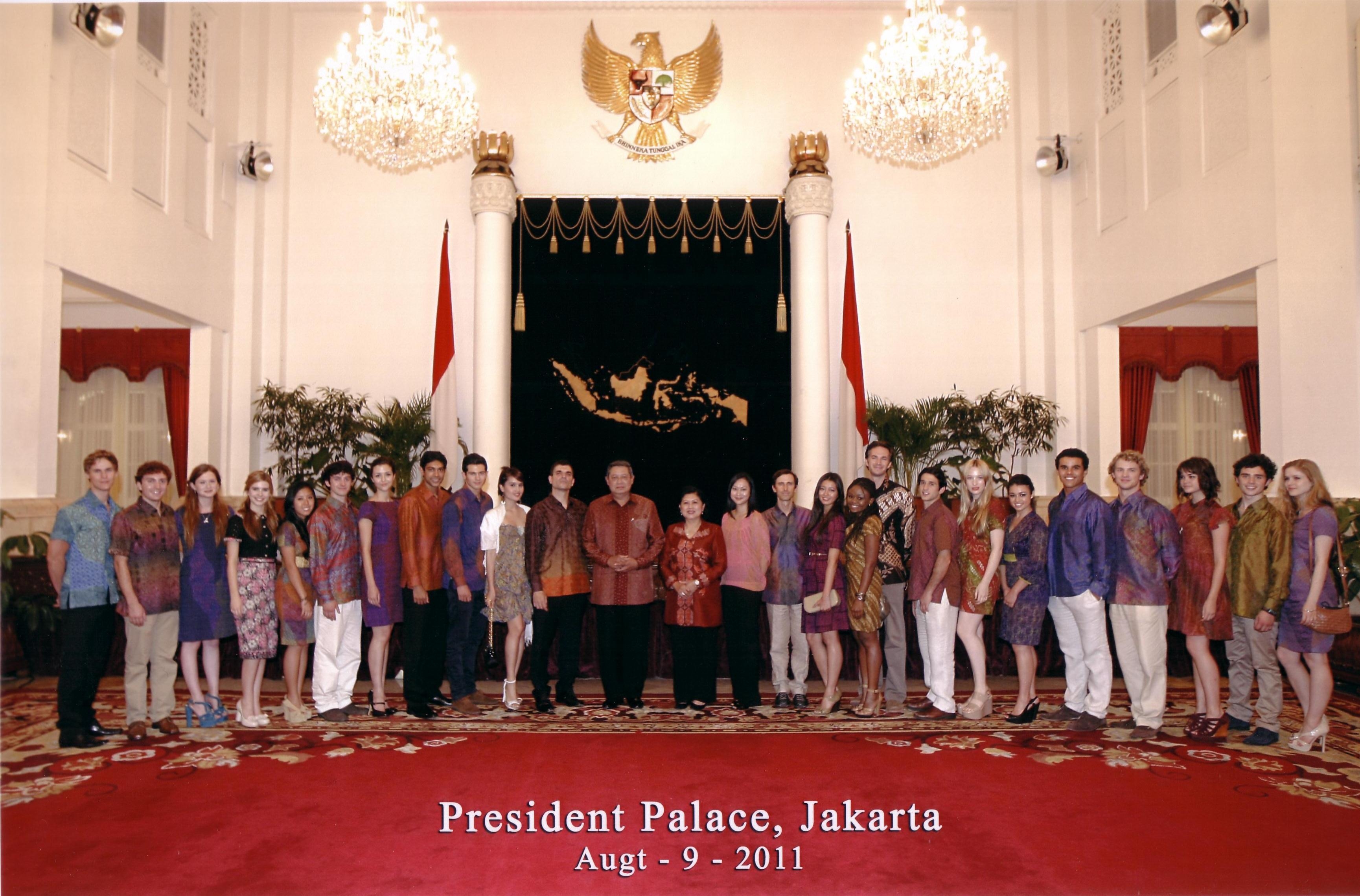 The Philosophers cast at the President's palace with the President of Indonesia, Susilo Bambang Yudhoyono.