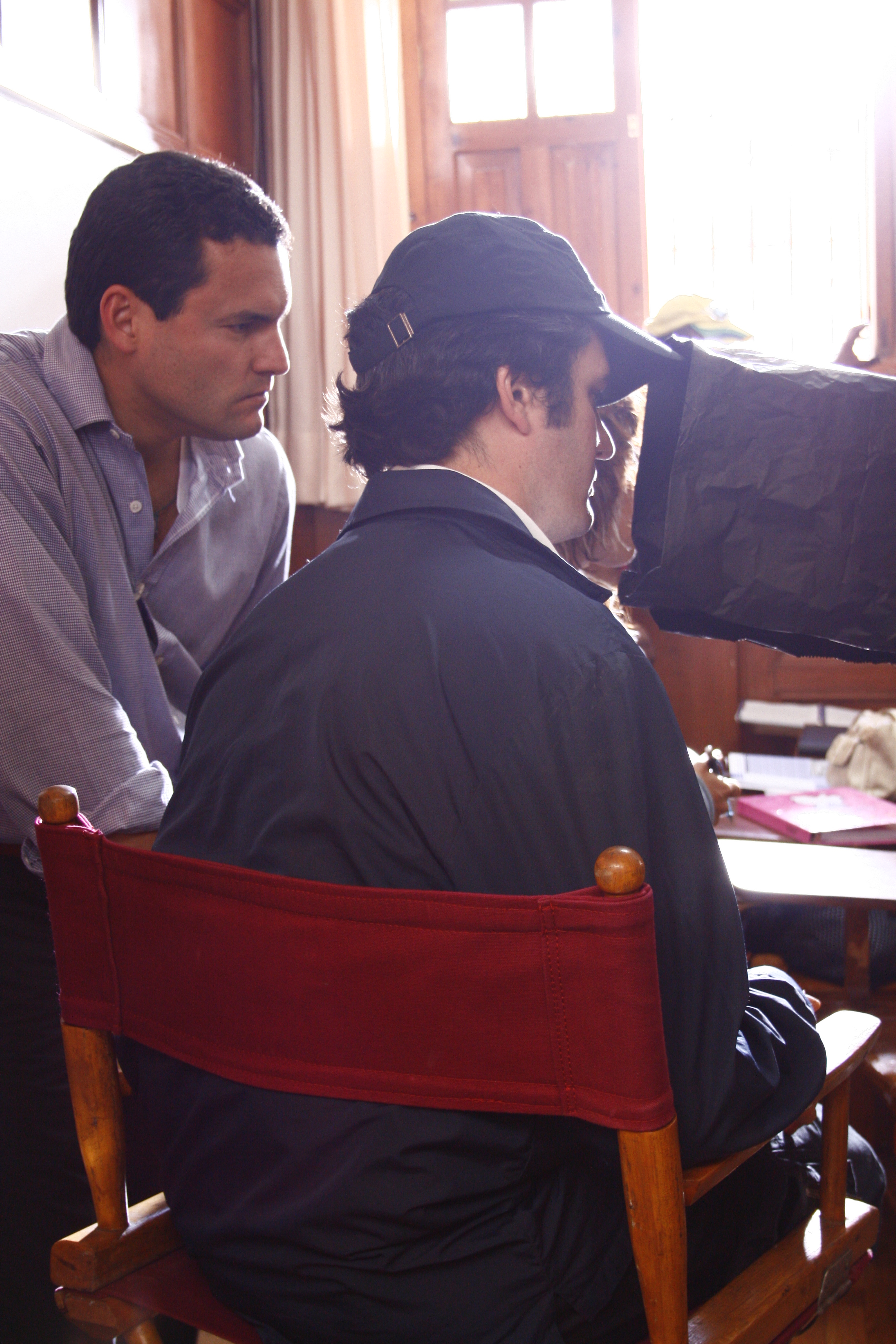 Gastón Pavlovich and Roberto Girault on the set of El Estudiante