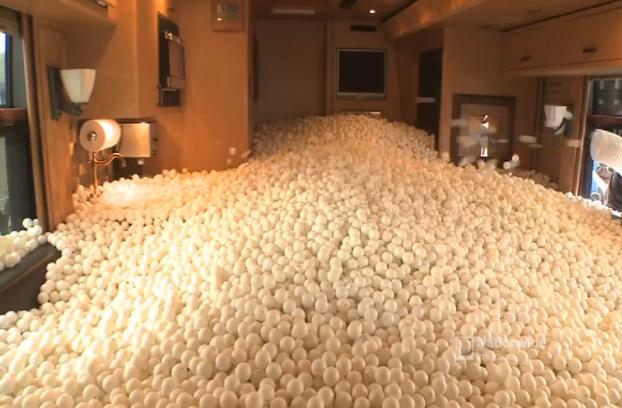 200,000 ping pong balls
