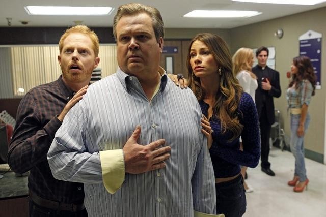 Still of Sofía Vergara, Jesse Tyler Ferguson, Eric Stonestreet, Elena Tovar and Christina Ochoa in Moderni seima (2009)