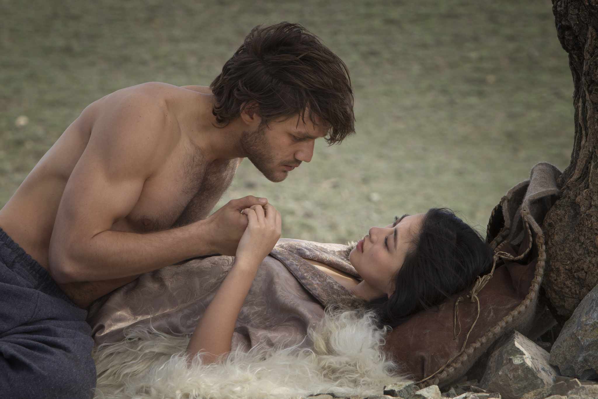 Still of Lorenzo Richelmy and Zhu Zhu in Marco Polo (2014)