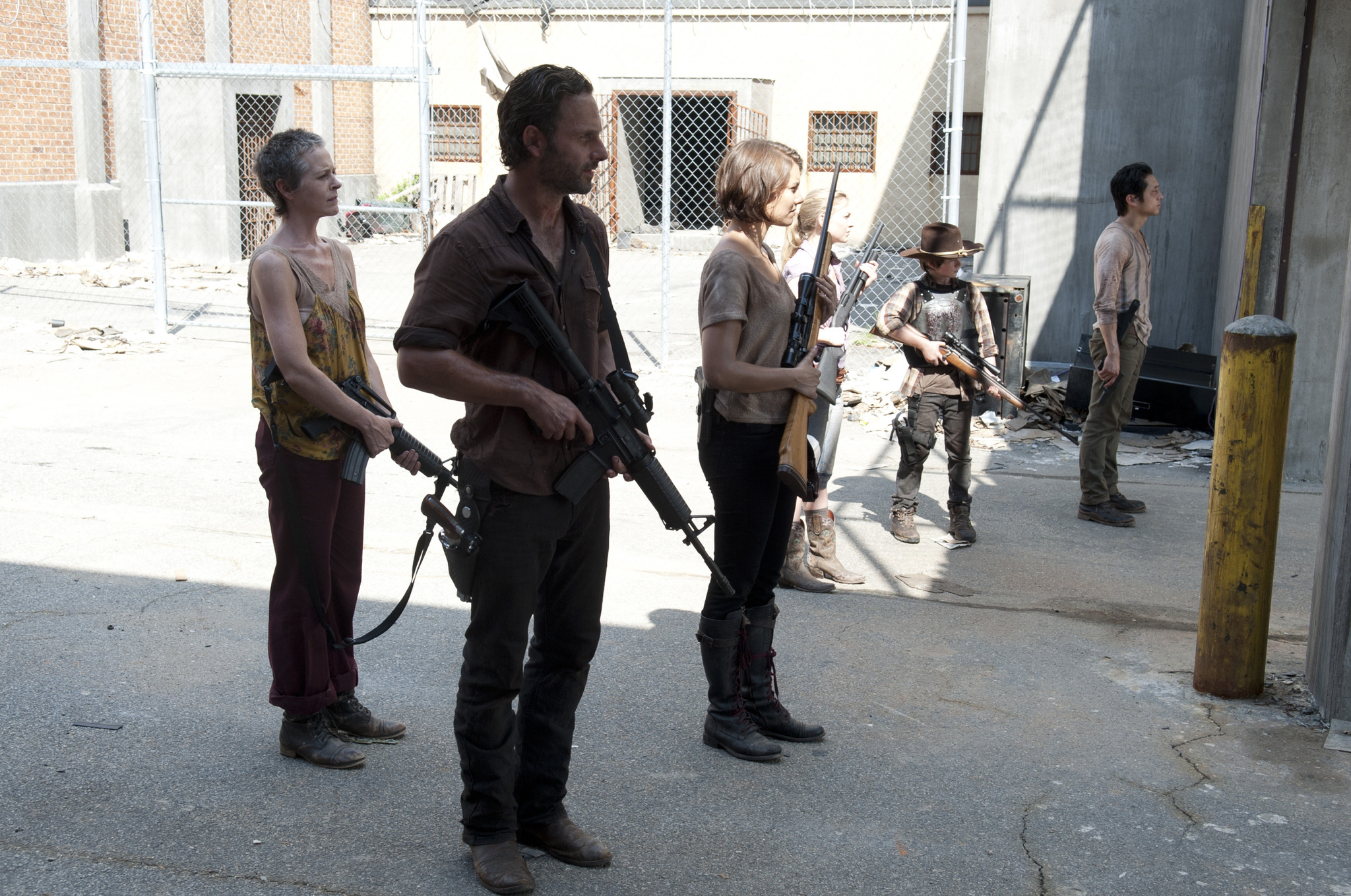 Still of Andrew Lincoln, Melissa McBride, Lauren Cohan, Emily Kinney, Steven Yeun and Chandler Riggs in Vaiksciojantys negyveliai (2010)