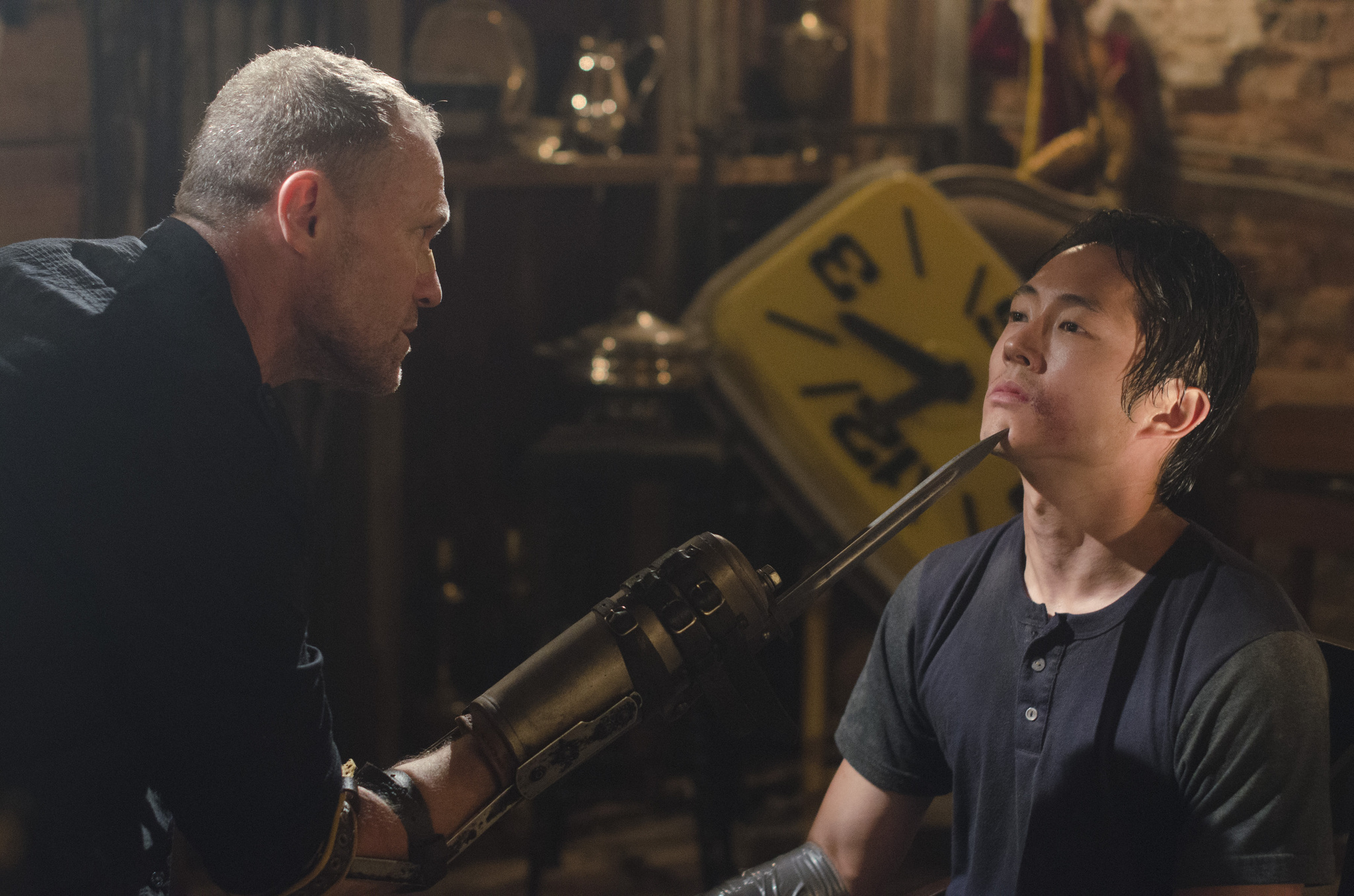 Still of Michael Rooker and Steven Yeun in Vaiksciojantys negyveliai: When the Dead Come Knocking (2012)