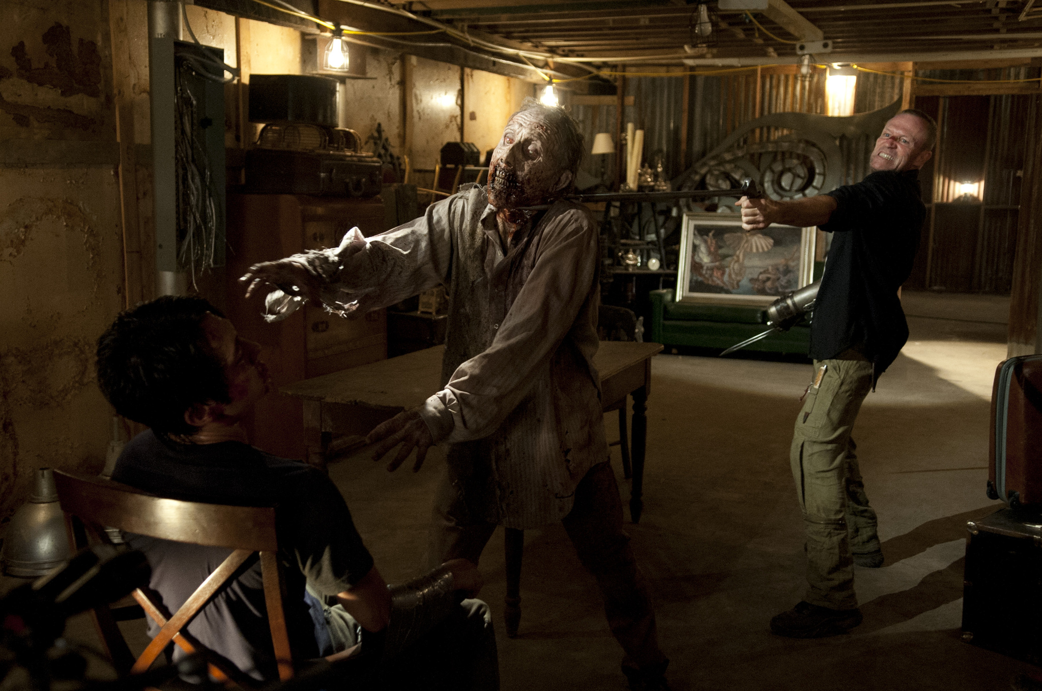 Still of Michael Rooker and Steven Yeun in Vaiksciojantys negyveliai: When the Dead Come Knocking (2012)