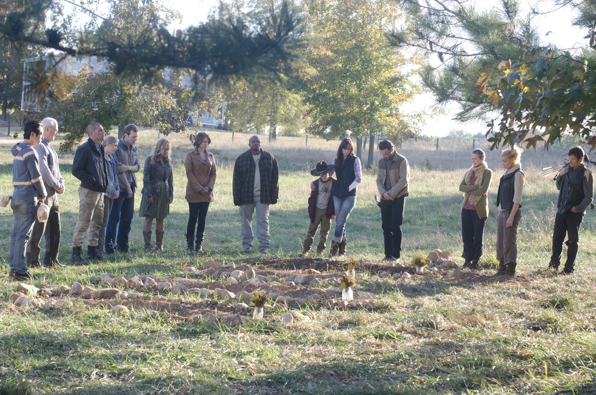 Still of Norman Reedus, Laurie Holden, Andrew Lincoln, Melissa McBride, Sarah Wayne Callies, Scott Wilson, Jon Bernthal, Lauren Cohan, Emily Kinney, Steven Yeun, Chandler Riggs, James Allen McCune and Jane McNeill in Vaiksciojantys negyveliai (2010)