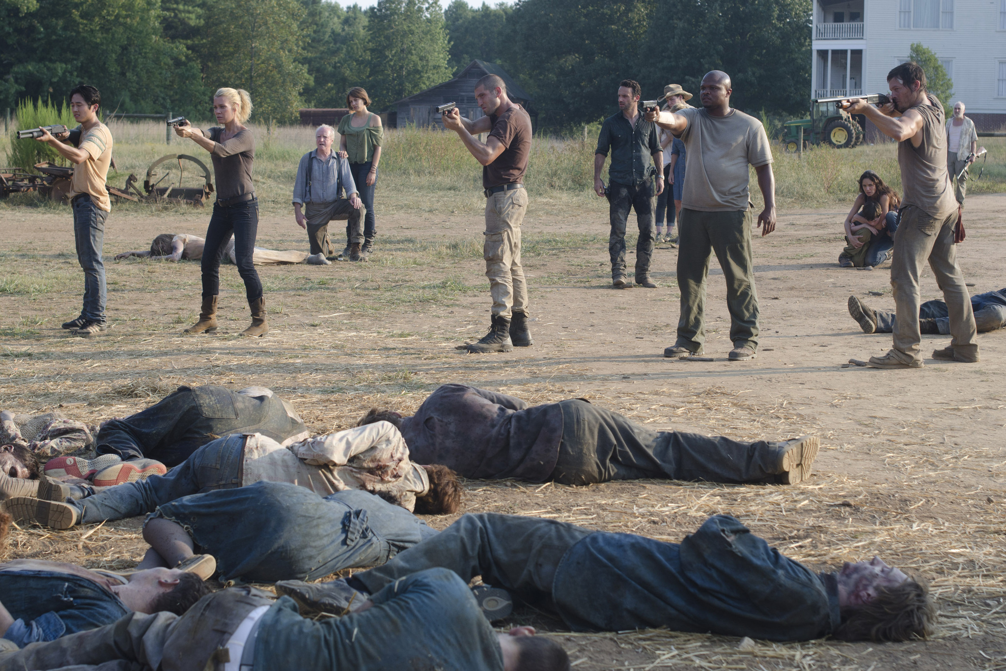 Still of Norman Reedus, Laurie Holden, Andrew Lincoln, Sarah Wayne Callies, Scott Wilson, Jon Bernthal, Irone Singleton, Lauren Cohan, Steven Yeun and Chandler Riggs in Vaiksciojantys negyveliai (2010)