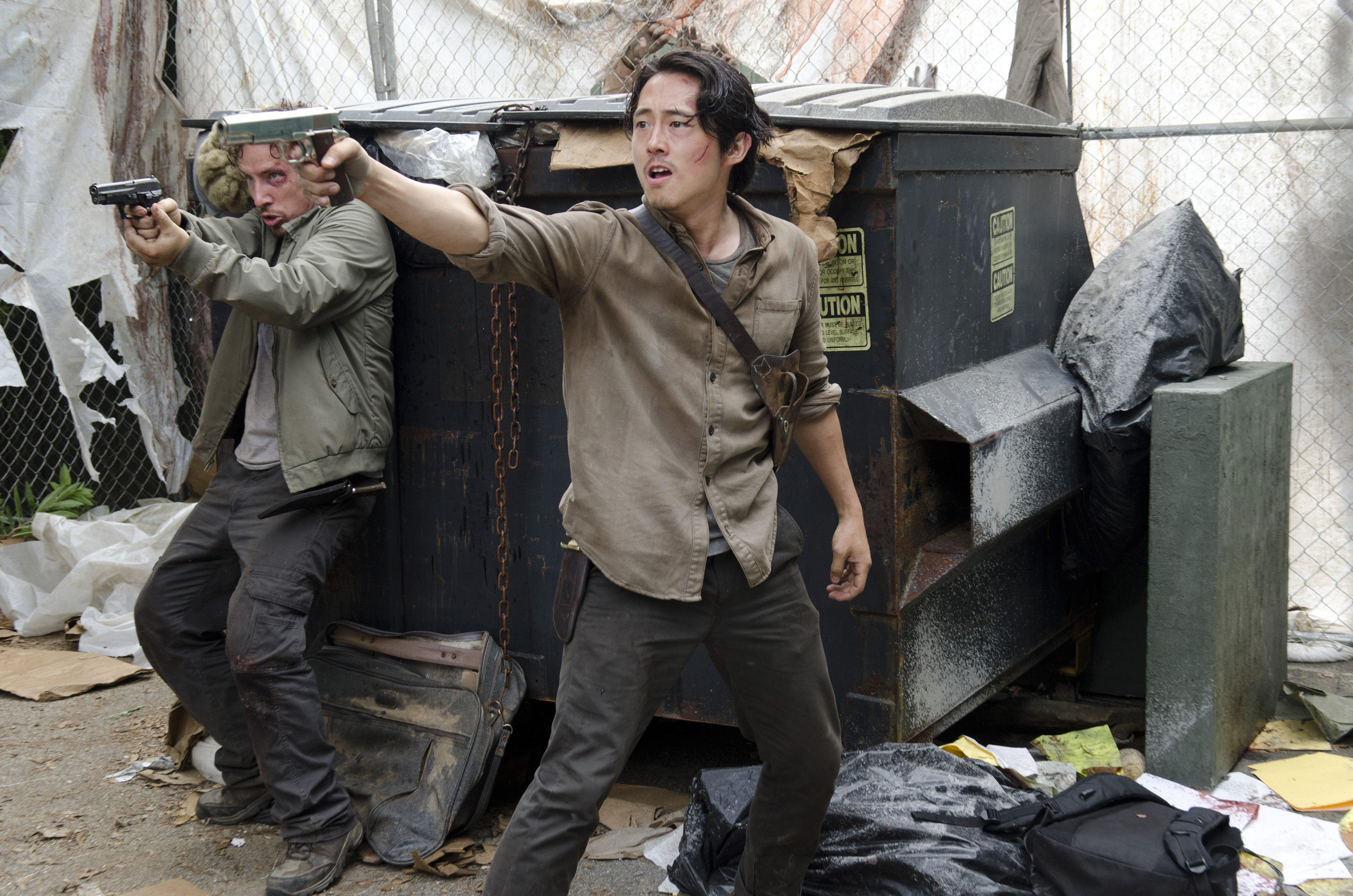 Still of Michael Traynor and Steven Yeun in Vaiksciojantys negyveliai (2010)