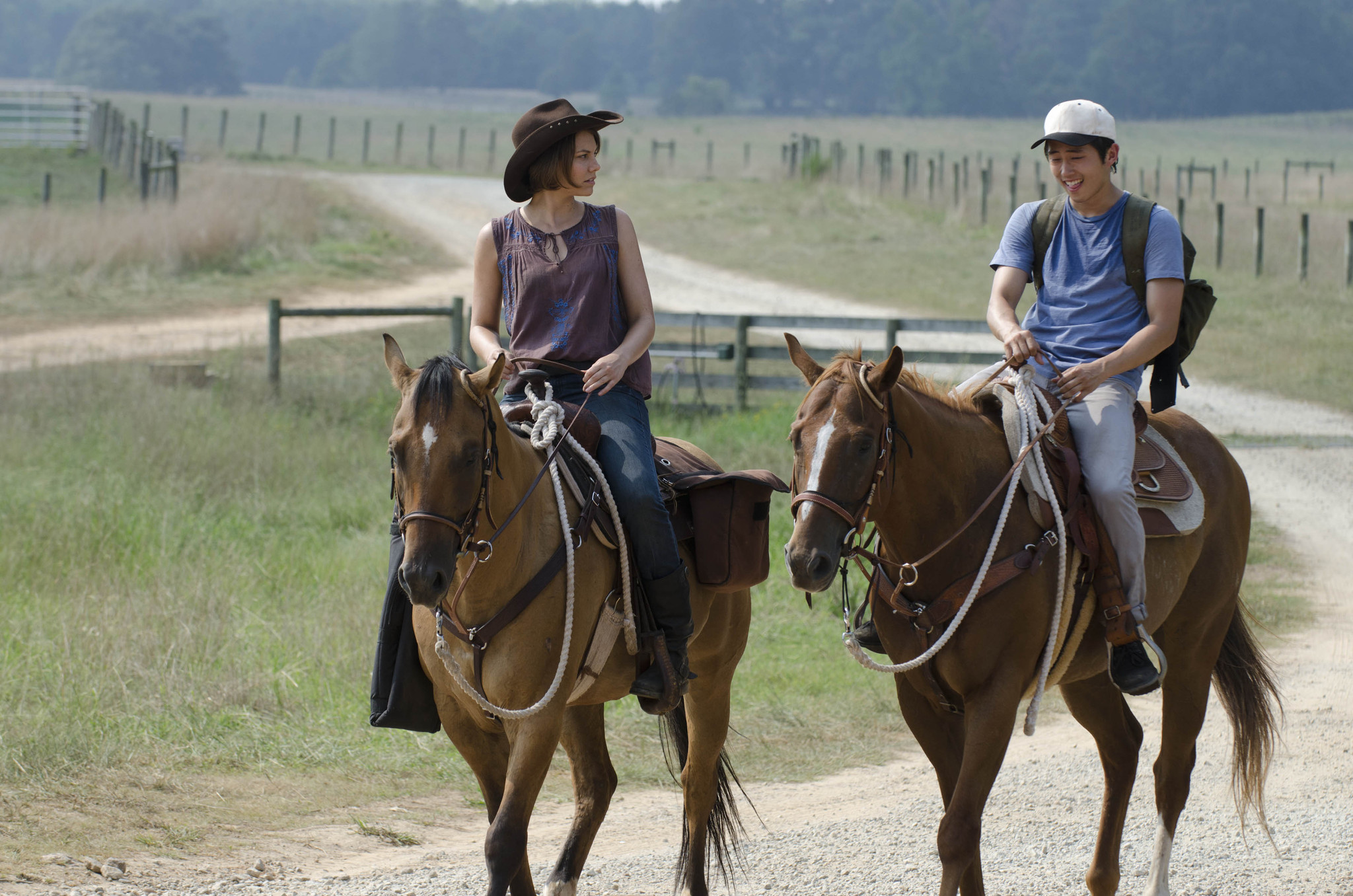 Still of Lauren Cohan and Steven Yeun in Vaiksciojantys negyveliai (2010)