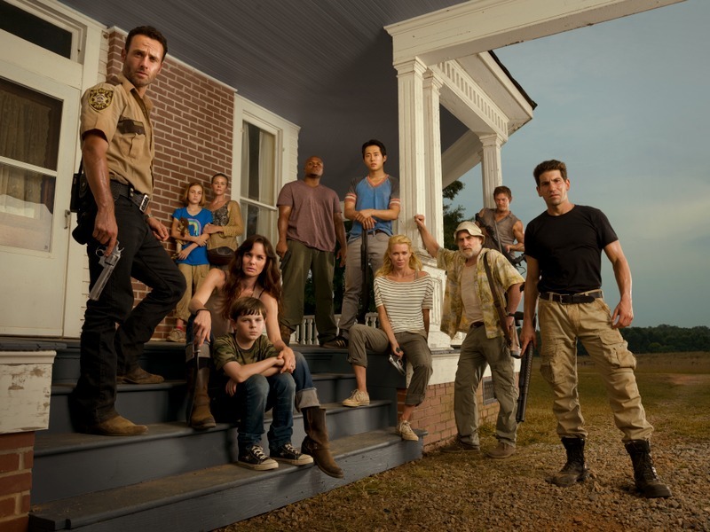 Still of Norman Reedus, Jeffrey DeMunn, Laurie Holden, Andrew Lincoln, Melissa McBride, Sarah Wayne Callies, Jon Bernthal, Irone Singleton, Steven Yeun, Chandler Riggs and Madison Lintz in Vaiksciojantys negyveliai (2010)