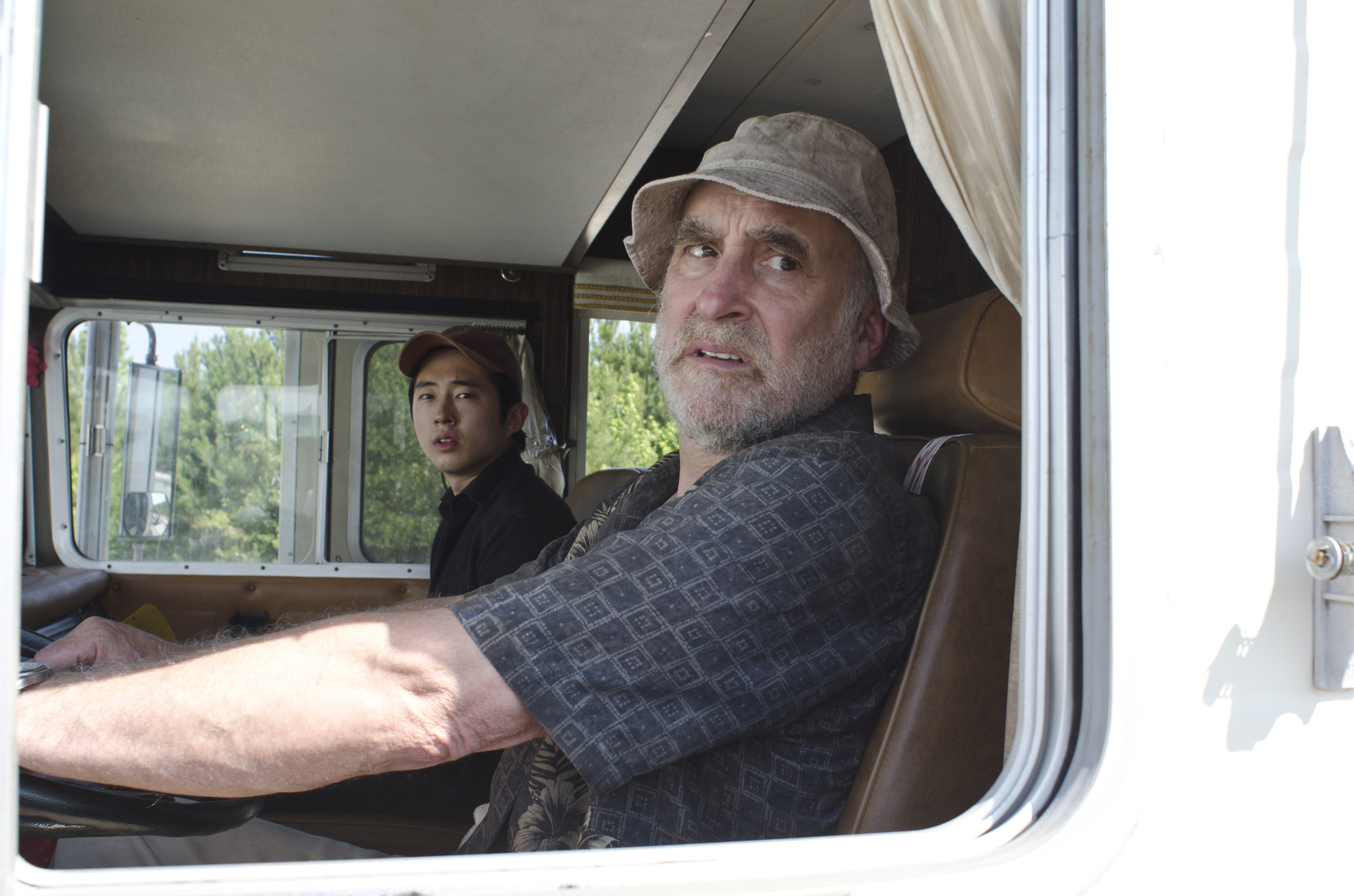 Still of Jeffrey DeMunn and Steven Yeun in Vaiksciojantys negyveliai (2010)