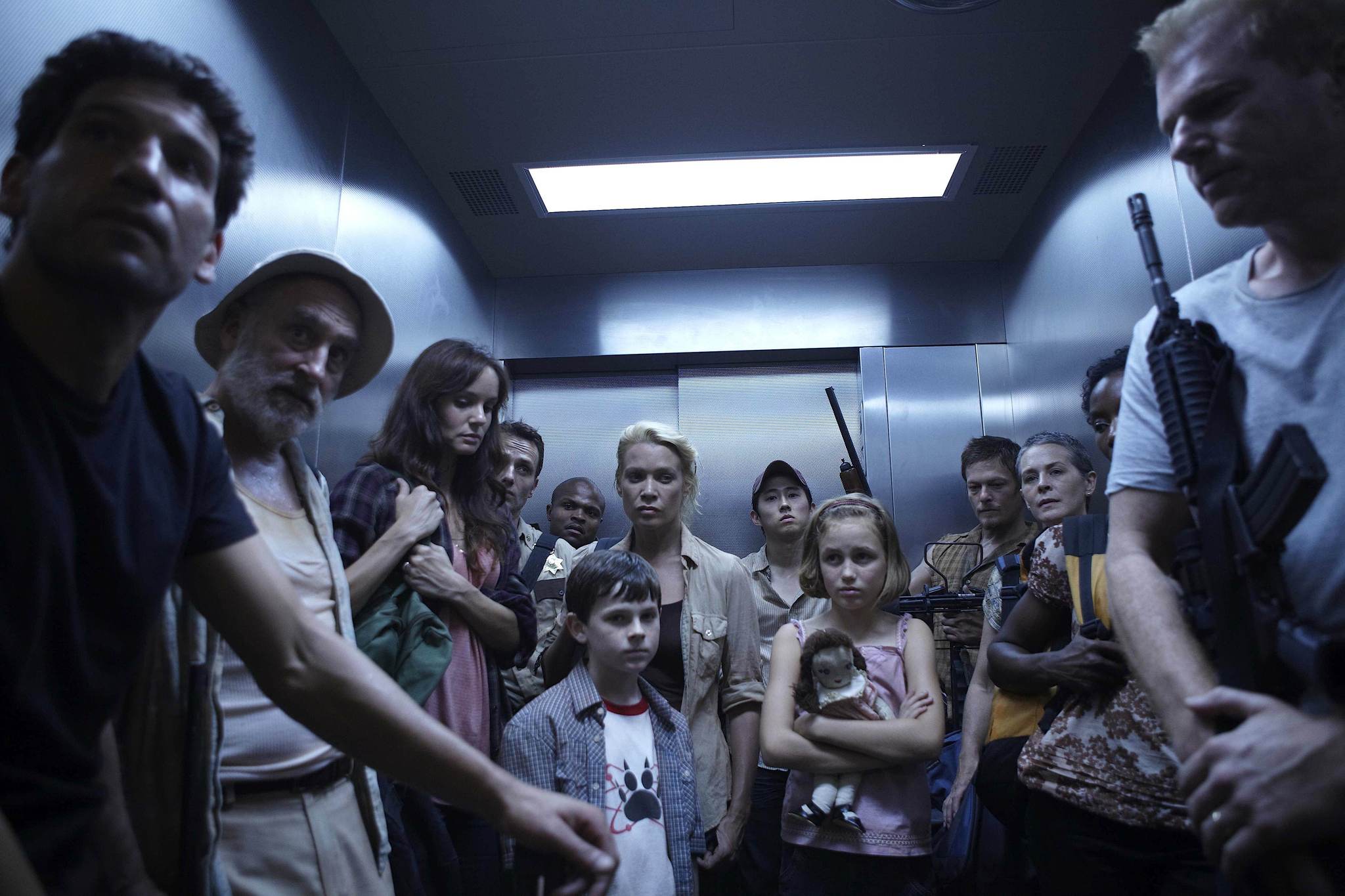 Still of Noah Emmerich, Norman Reedus, Jeffrey DeMunn, Laurie Holden, Andrew Lincoln, Melissa McBride, Sarah Wayne Callies, Jon Bernthal, Jeryl Prescott, Irone Singleton, Steven Yeun, Chandler Riggs and Madison Lintz in Vaiksciojantys negyveliai (2010)