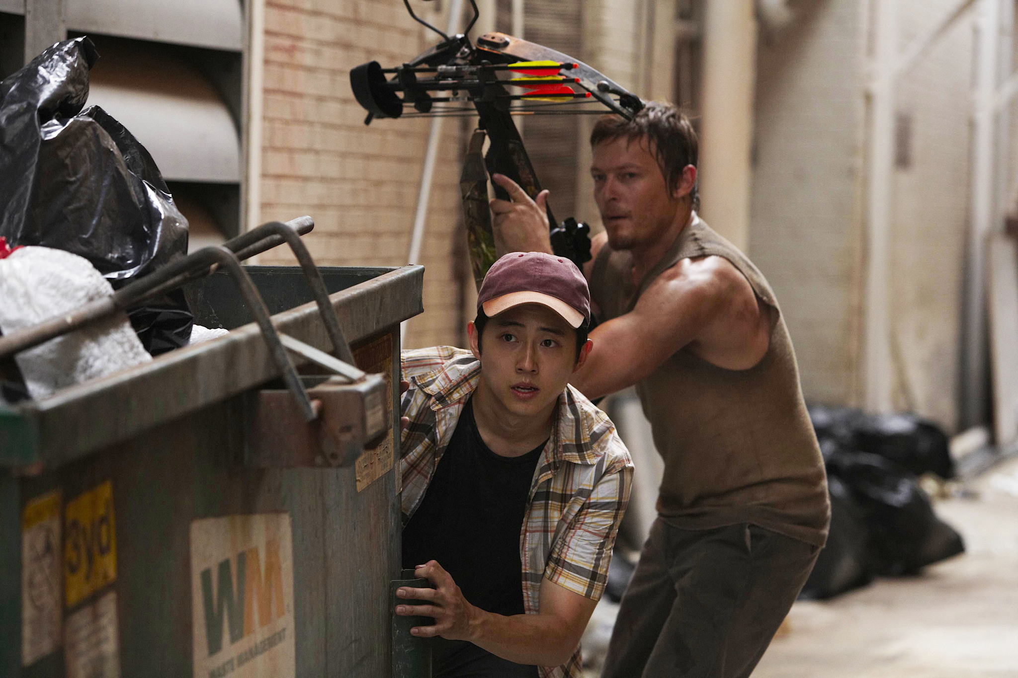 Still of Norman Reedus and Steven Yeun in Vaiksciojantys negyveliai (2010)