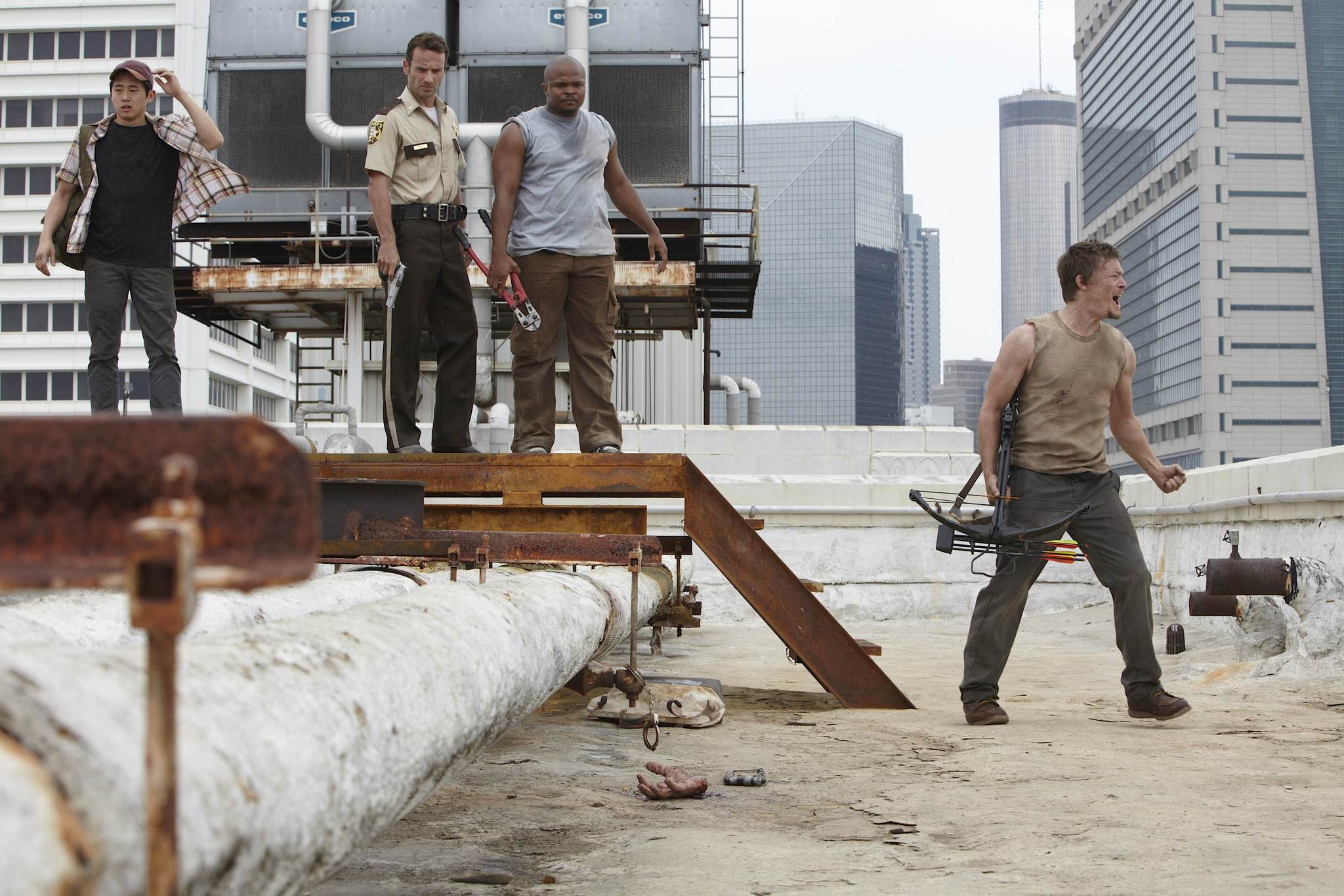 Still of Norman Reedus, Andrew Lincoln, Irone Singleton and Steven Yeun in Vaiksciojantys negyveliai (2010)