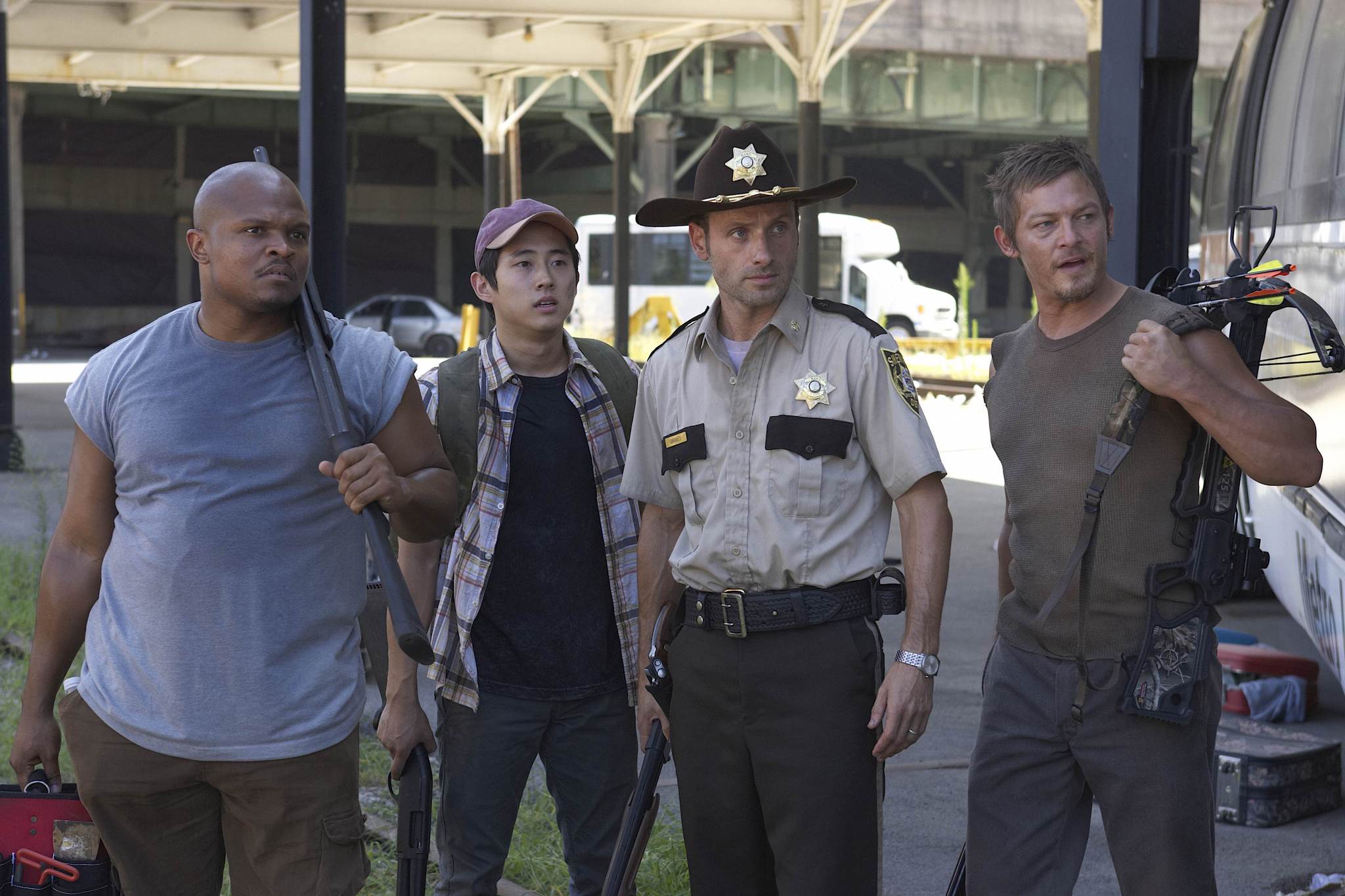 Still of Norman Reedus, Andrew Lincoln, Irone Singleton and Steven Yeun in Vaiksciojantys negyveliai (2010)