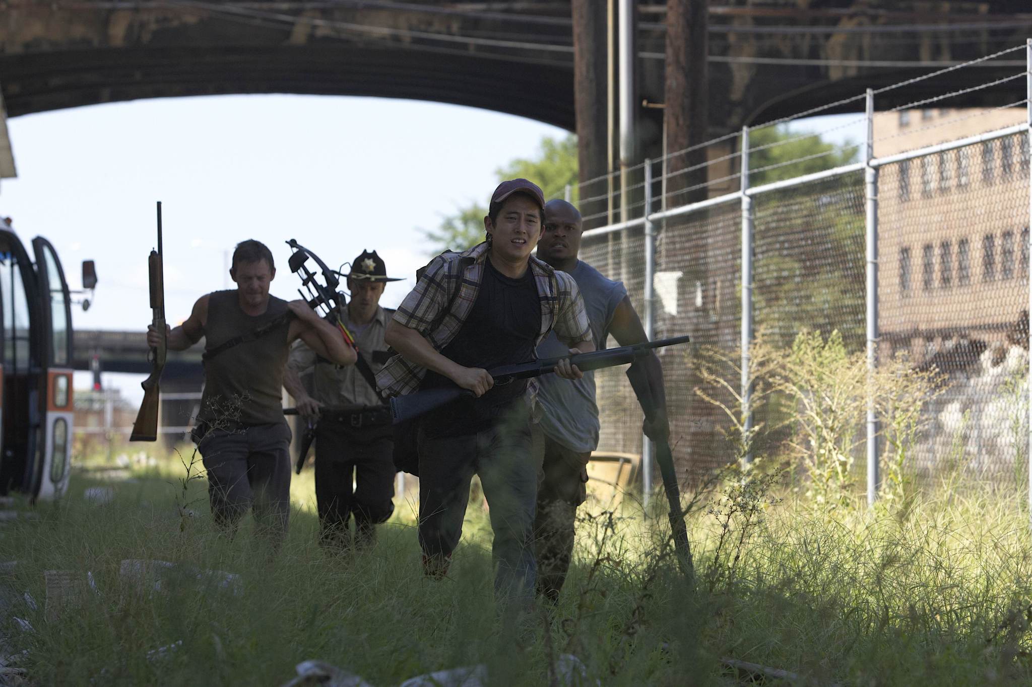 Still of Norman Reedus, Andrew Lincoln, Irone Singleton and Steven Yeun in Vaiksciojantys negyveliai (2010)