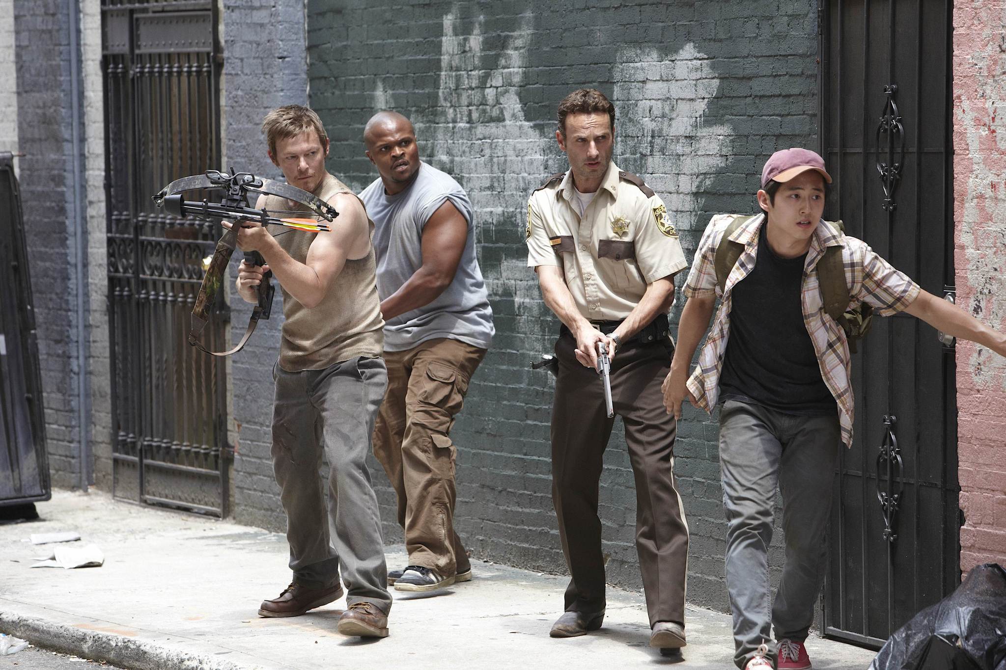 Still of Norman Reedus, Andrew Lincoln, Irone Singleton and Steven Yeun in Vaiksciojantys negyveliai (2010)