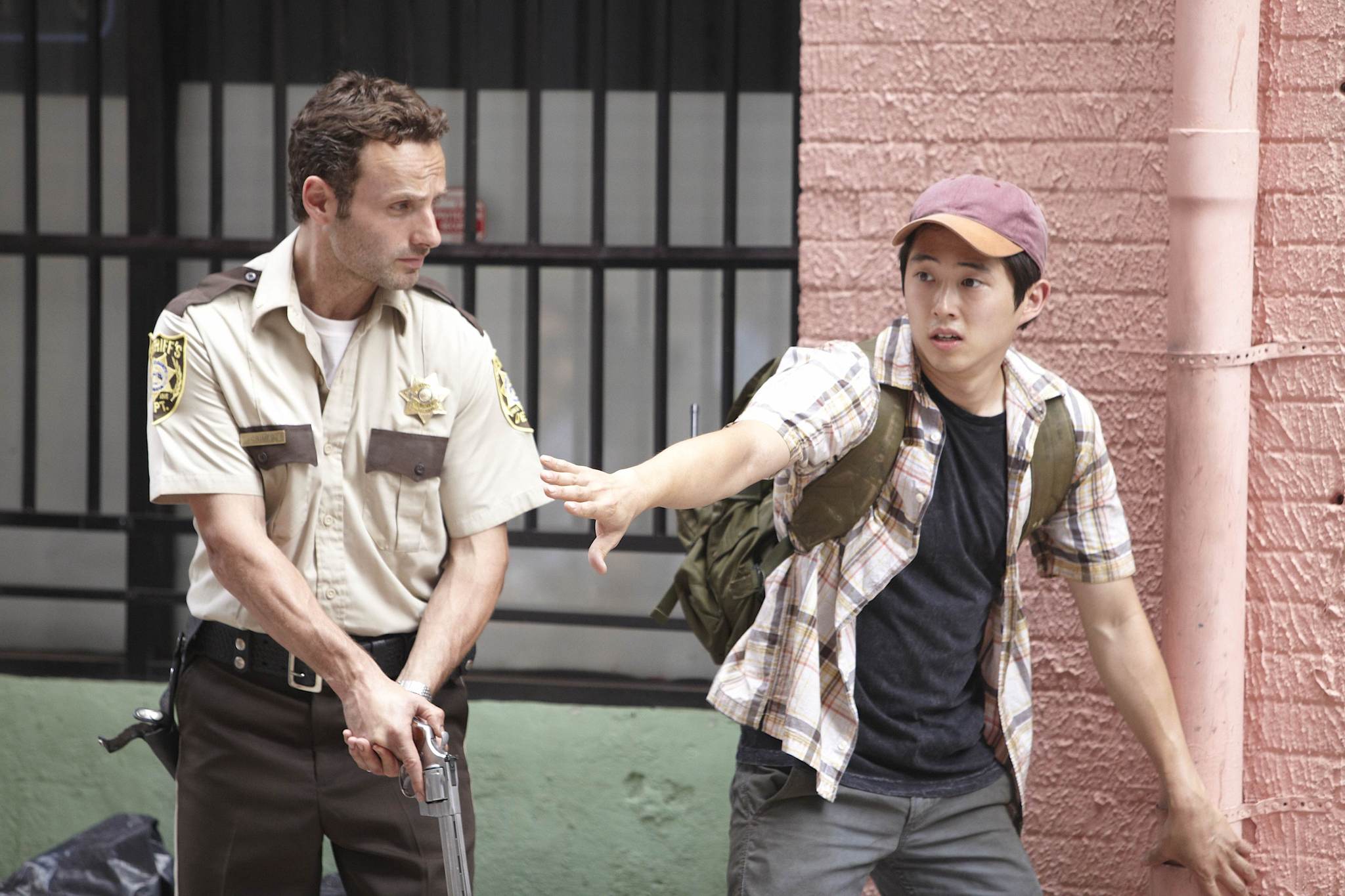 Still of Andrew Lincoln and Steven Yeun in Vaiksciojantys negyveliai (2010)