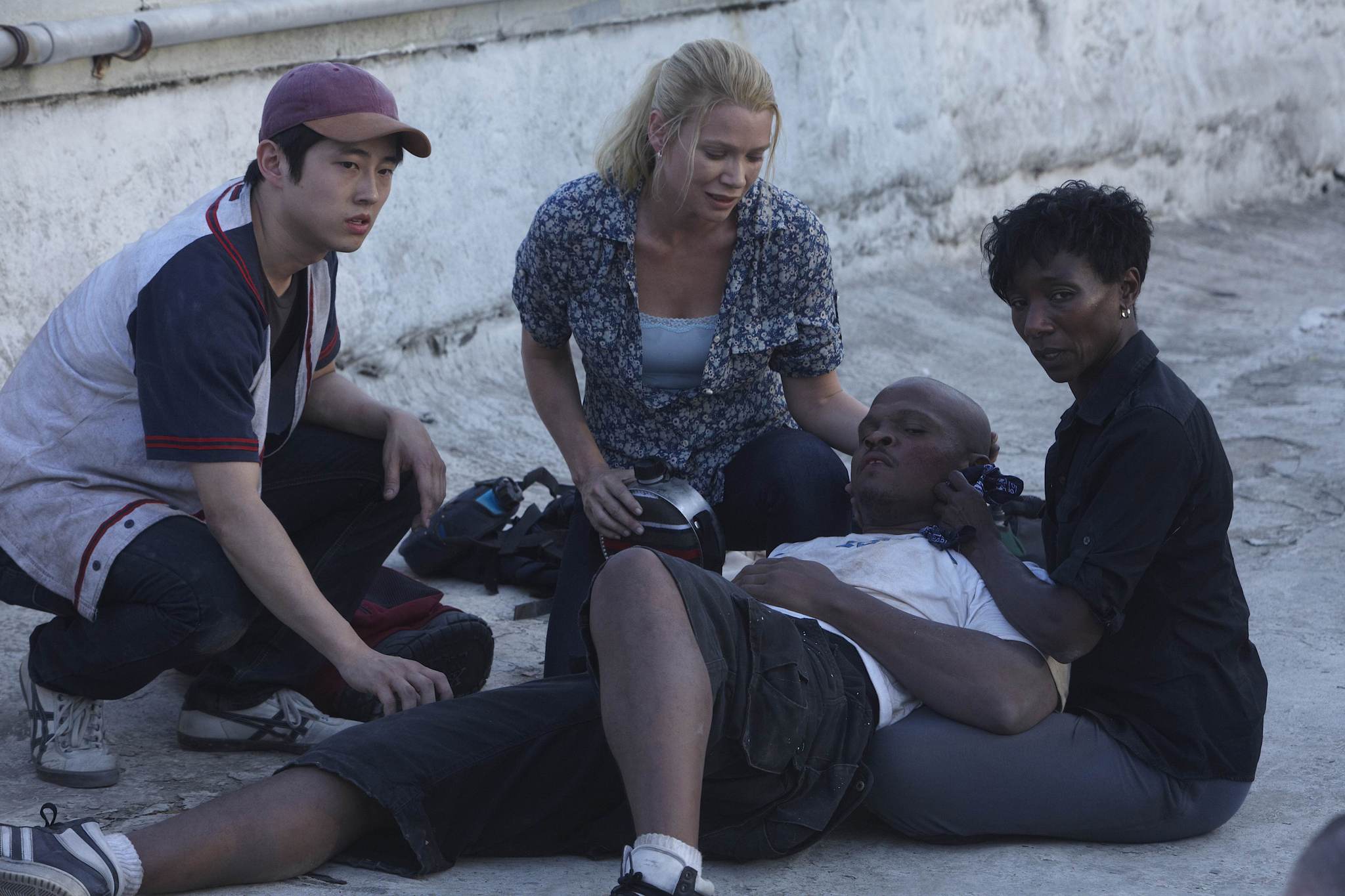 Still of Laurie Holden, Jeryl Prescott, Irone Singleton and Steven Yeun in Vaiksciojantys negyveliai (2010)