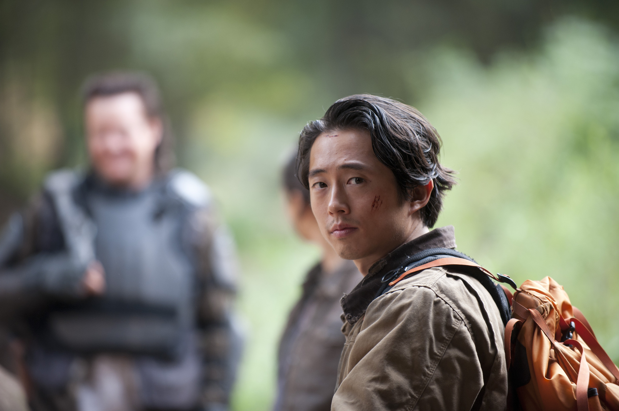 Still of Gene Page and Steven Yeun in Vaiksciojantys negyveliai: Us (2014)