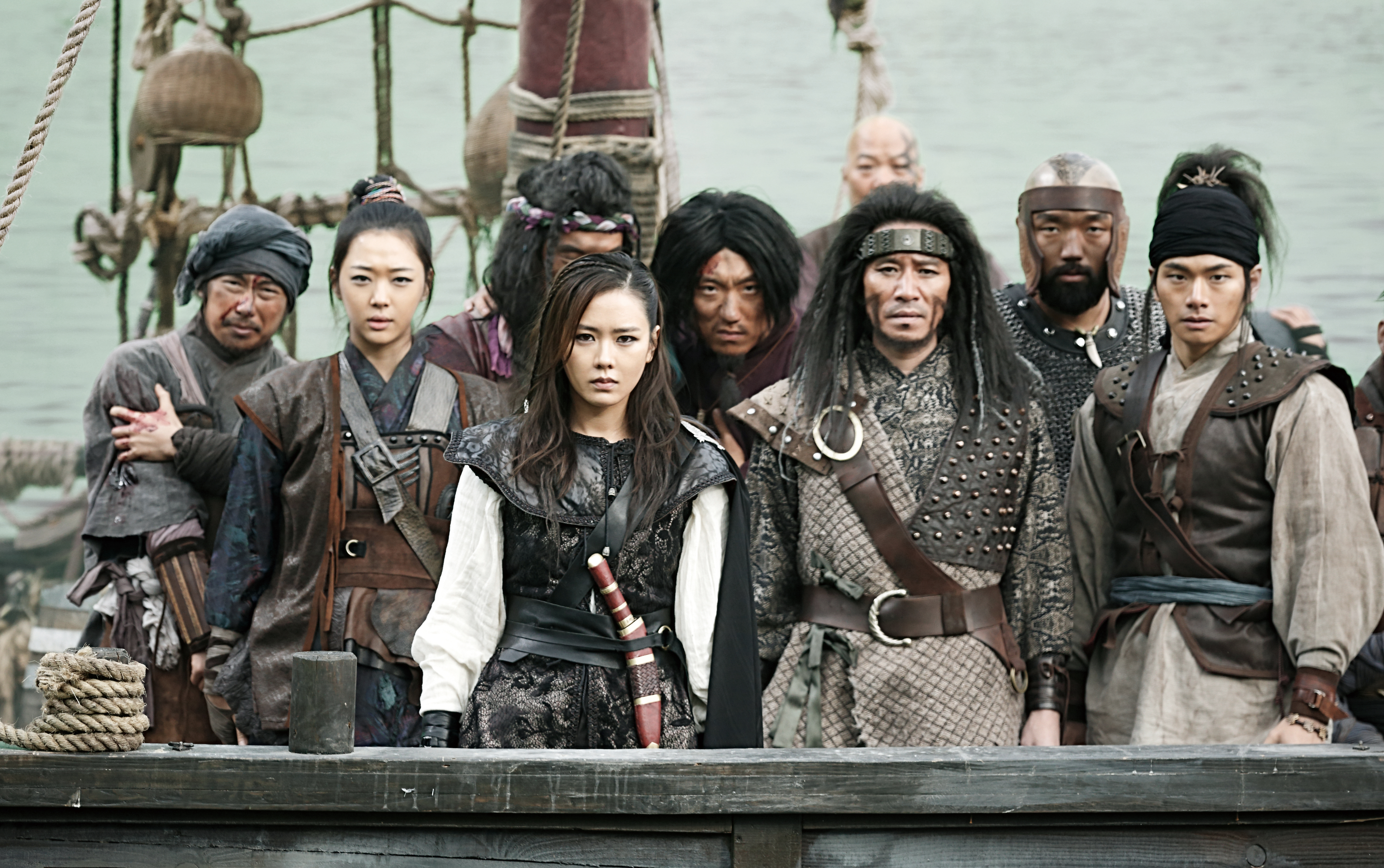 Still of Ye-jin Son, Sulli Choi, Jeong-geun Sin and Yi-Kyeong Lee in Hae-jeok: Ba-da-ro gan san-jeok (2014)