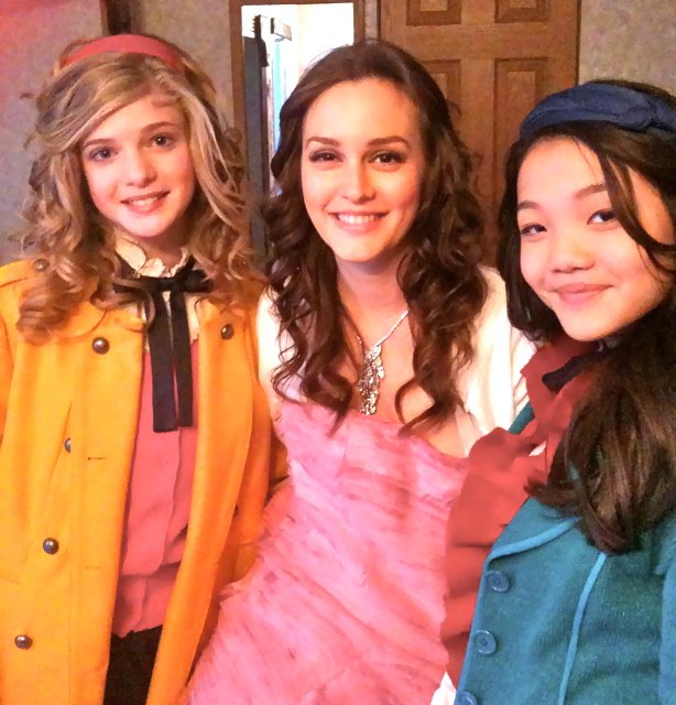 Kylie on the set for Gossip Girl with Leighton Meester, Elena Kampouris.