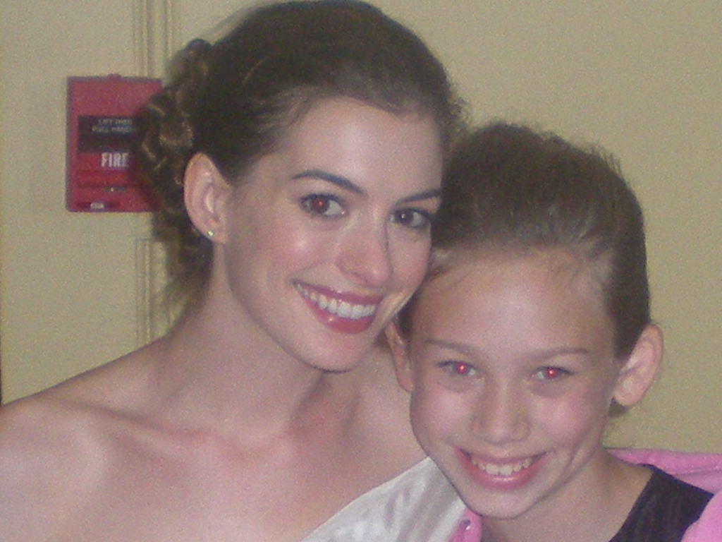 Kallie Tabor and Anne Hathaway on the set of Bride Wars