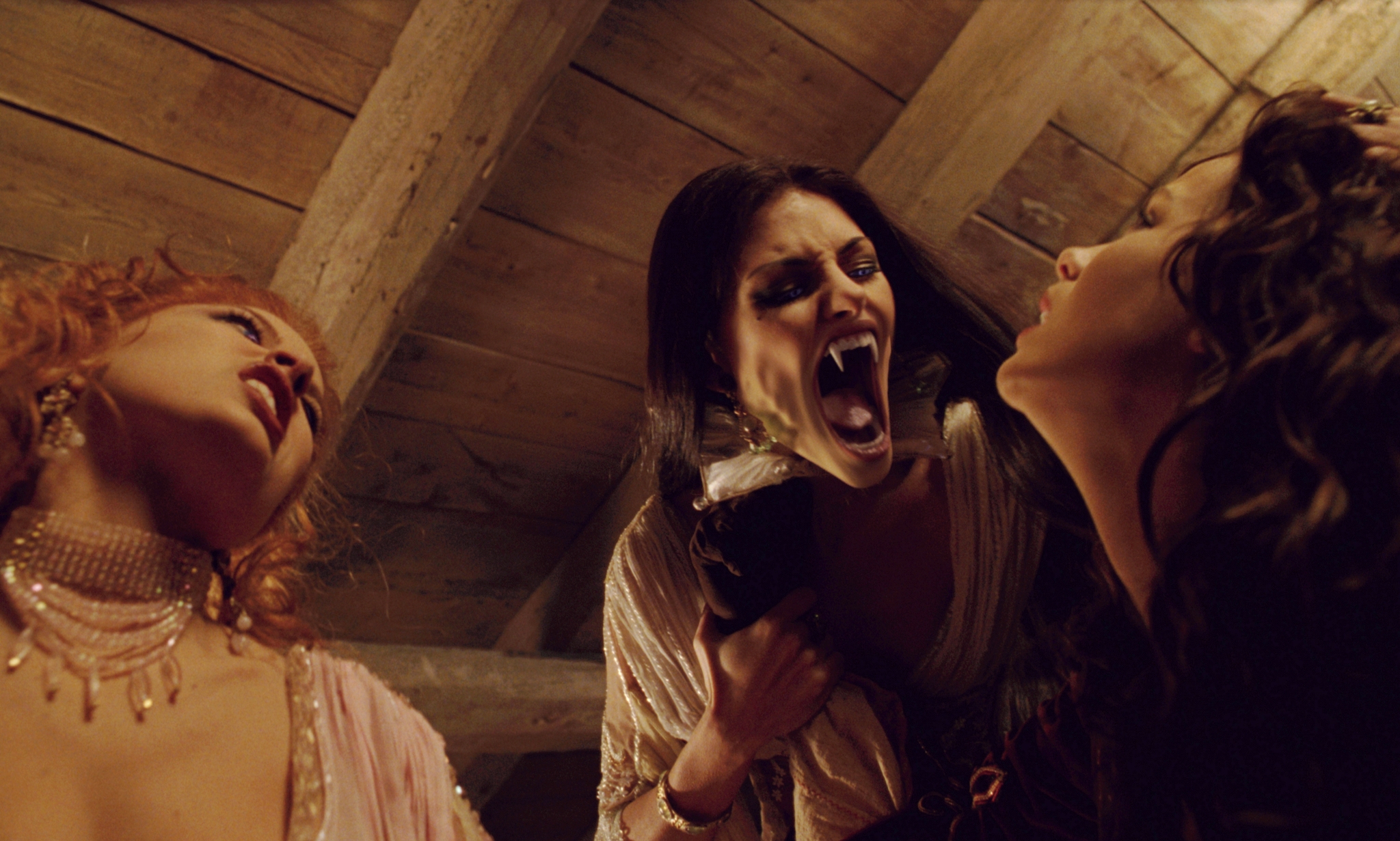 Still of Kate Beckinsale, Elena Anaya and Silvia Colloca in Van Helsing (2004)