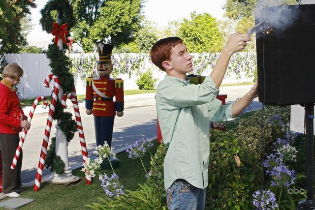 Still of Kathryn Joosten and Joshua Logan Moore in Nusivylusios namu seimininkes (2004)