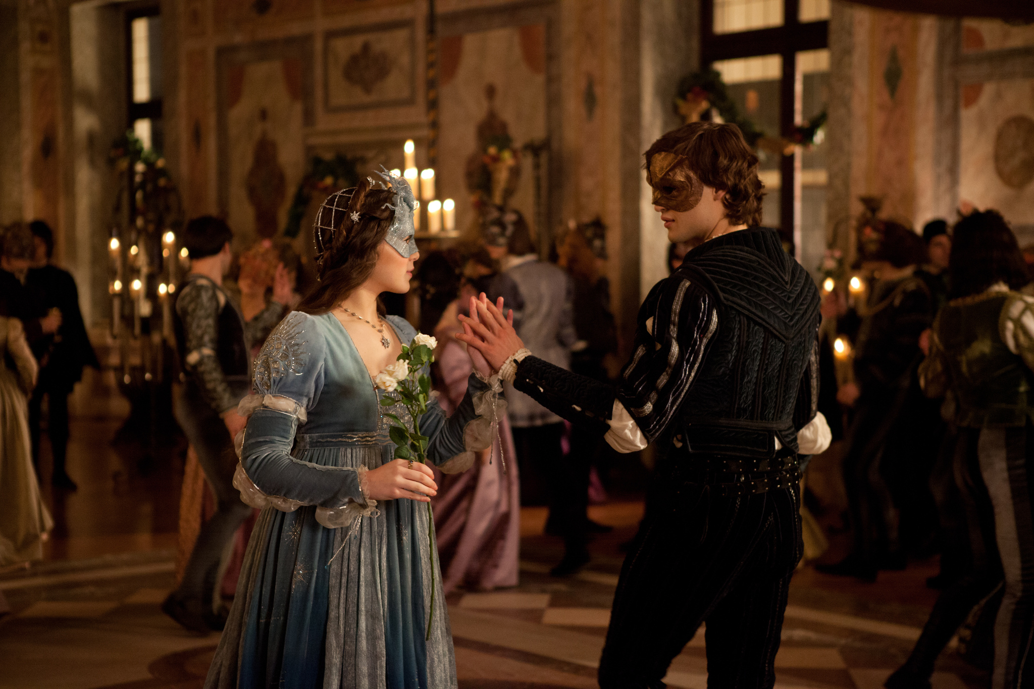 Still of Hailee Steinfeld and Douglas Booth in Romeo & Juliet (2013)