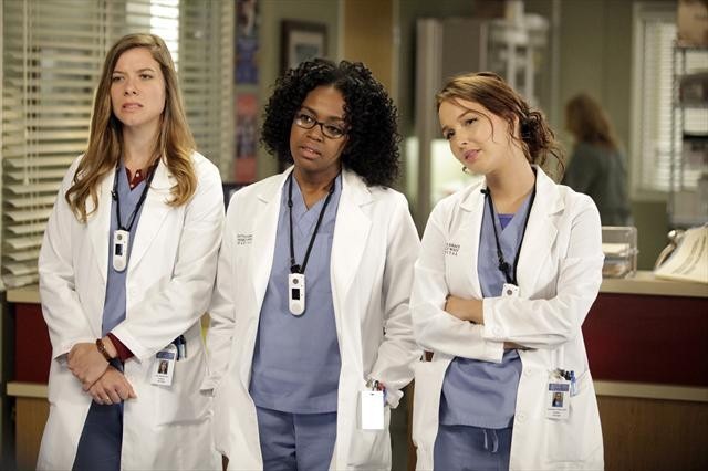 Still of Jerrika Hinton, Camilla Luddington and Tessa Ferrer in Grei anatomija (2005)