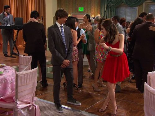 Still of Laura Marano and Noah Centineo in Austin & Ally (2011)