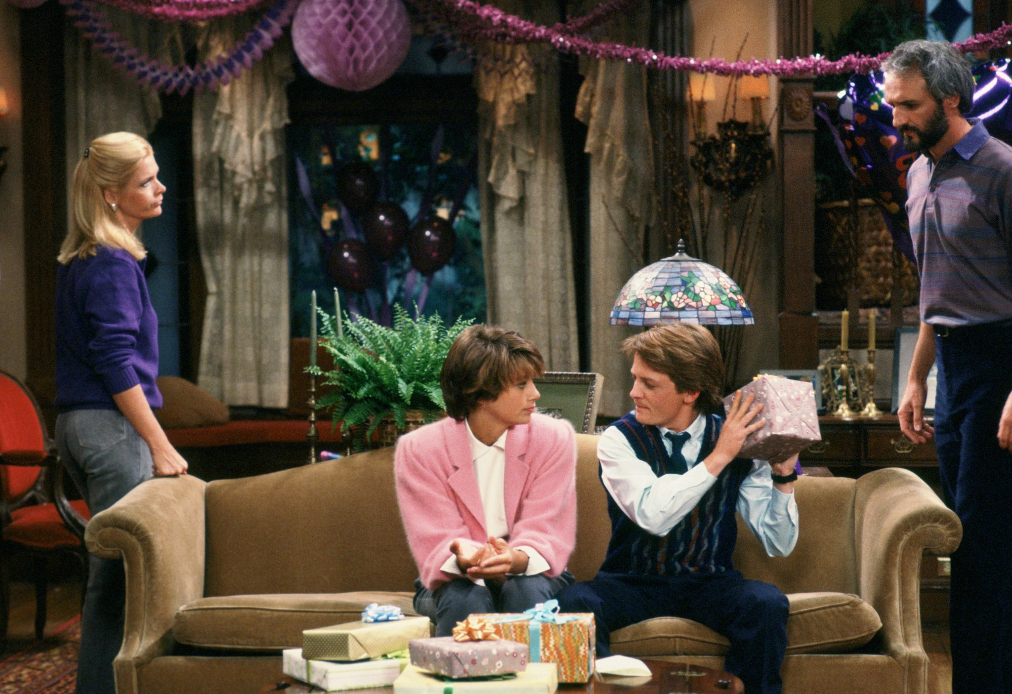 Still of Michael J. Fox, Justine Bateman, Meredith Baxter and Michael Gross in Family Ties (1982)