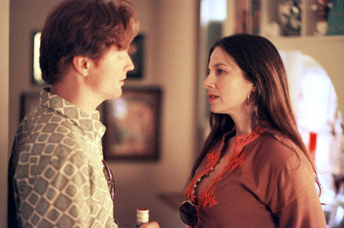 Still of Eric Stoltz and Justine Bateman in Out of Order (2003)